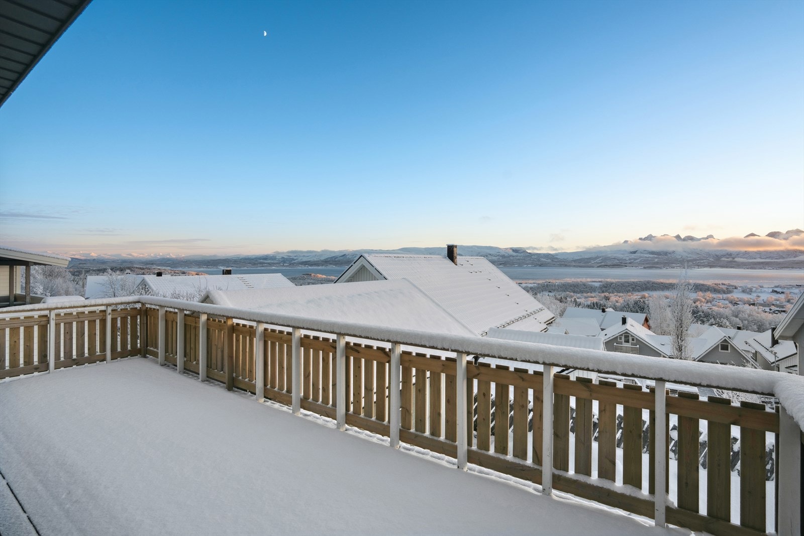 Terrassen gir plass til utemøblement og grill om ønskelig. Galleribilde