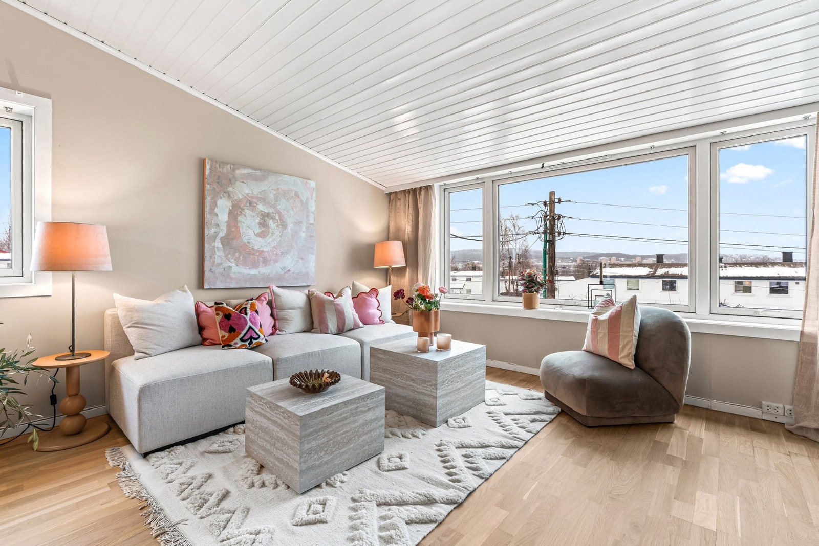 Store vinduer gir rommet meget fine lysforhold, og det er fint og luftig utsyn over nabolaget Galleribilde