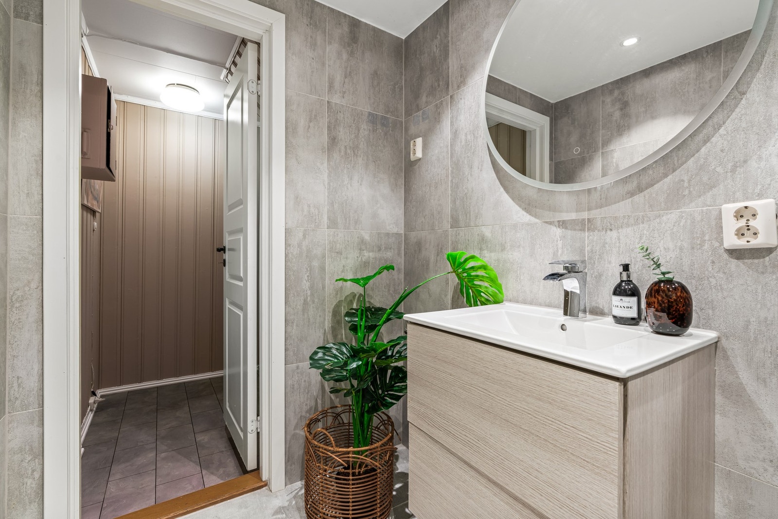 Boligens bad ligger i 1. etasje Galleribilde