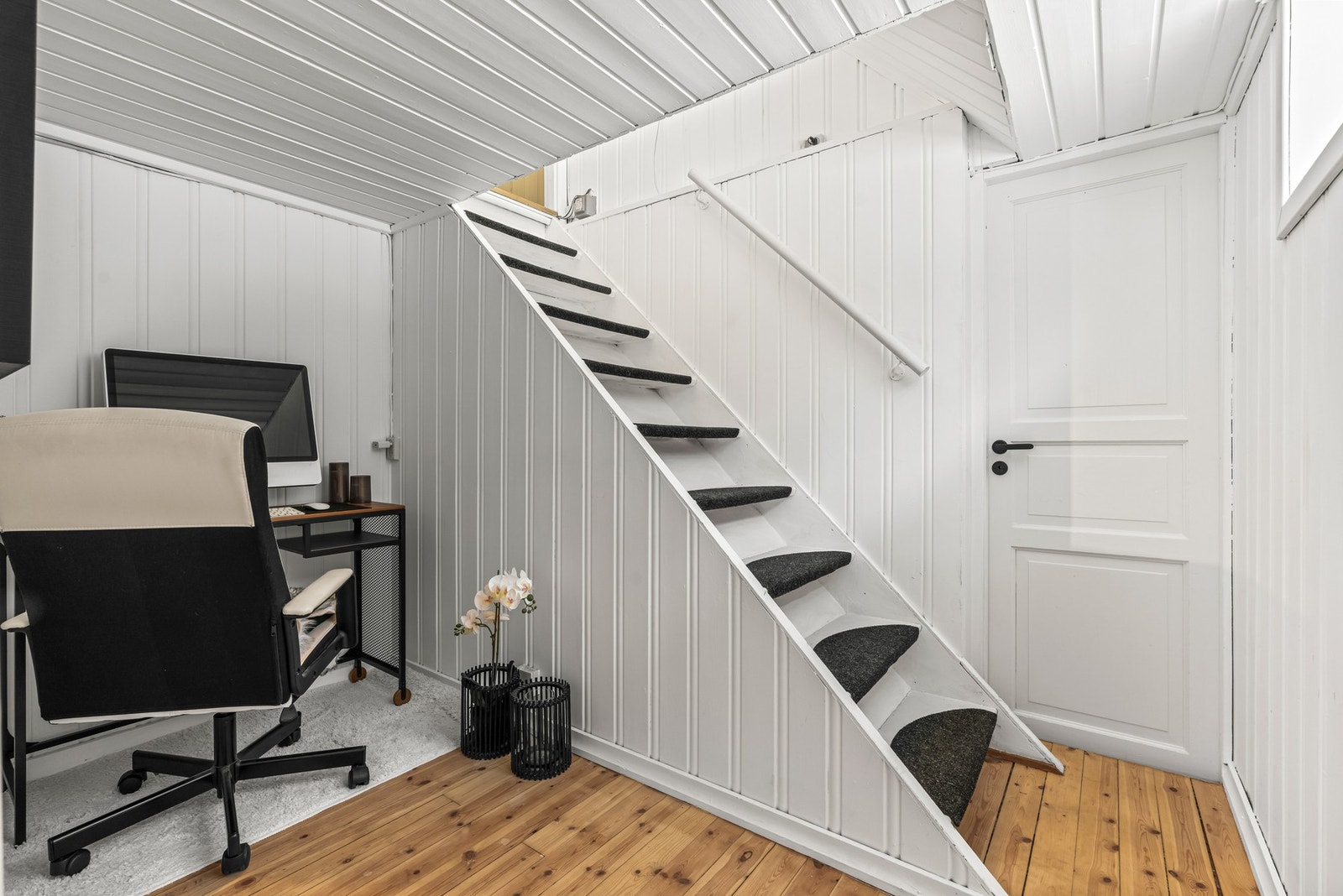 Videre beveger vi oss ned til boligens kjelleretasje (Rommet er ikke godkjent for varig opphold) Galleribilde