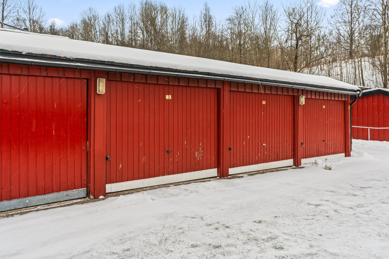 Det er mulighet for kjøp av garasjeplass. Garasjeplassen følger ikke boligen ved salg, men kan kjøpes mot et tillegg på kr. 150.000 Galleribilde