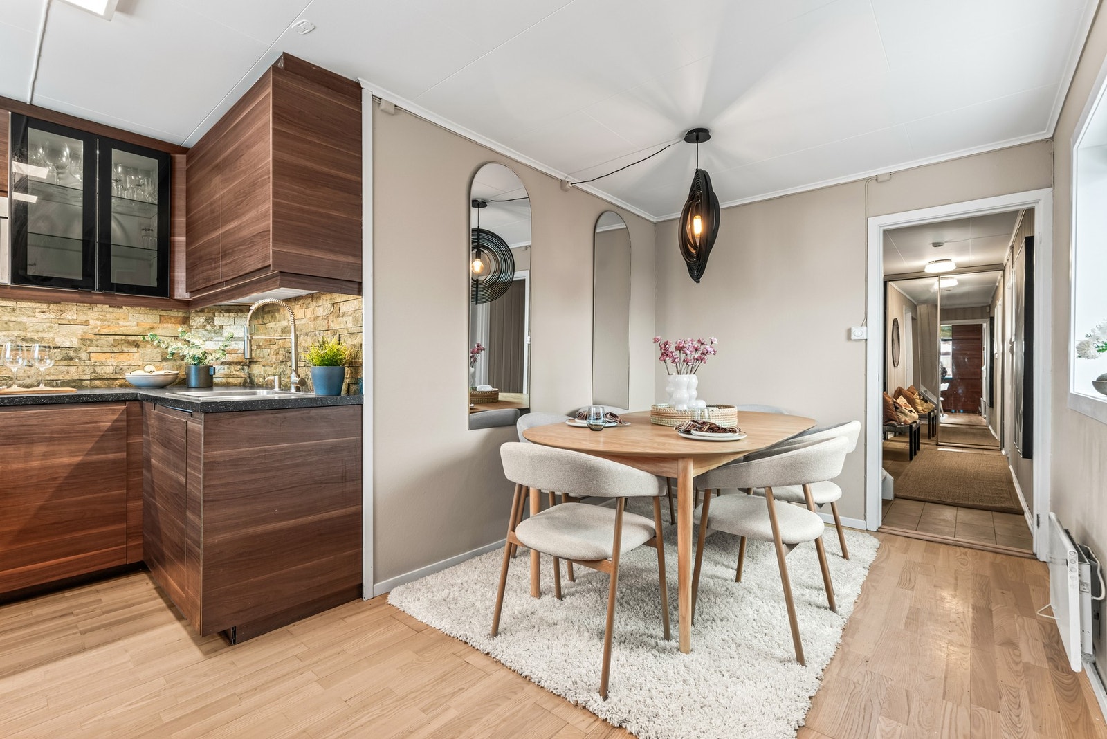 Kjøkkenet er plassert i boligens første etasje. Kjøkkenet er romslig og har plass for et stort spisebord Galleribilde