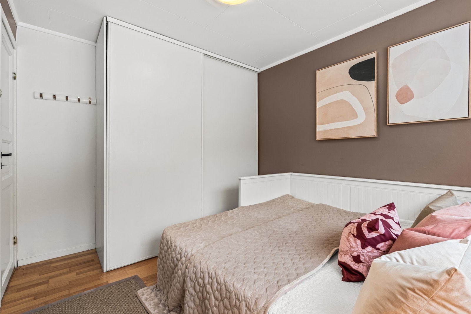 Soverommet i 1. etasje har plass for dobbeltseng og har medfølgende garderobeskap Galleribilde