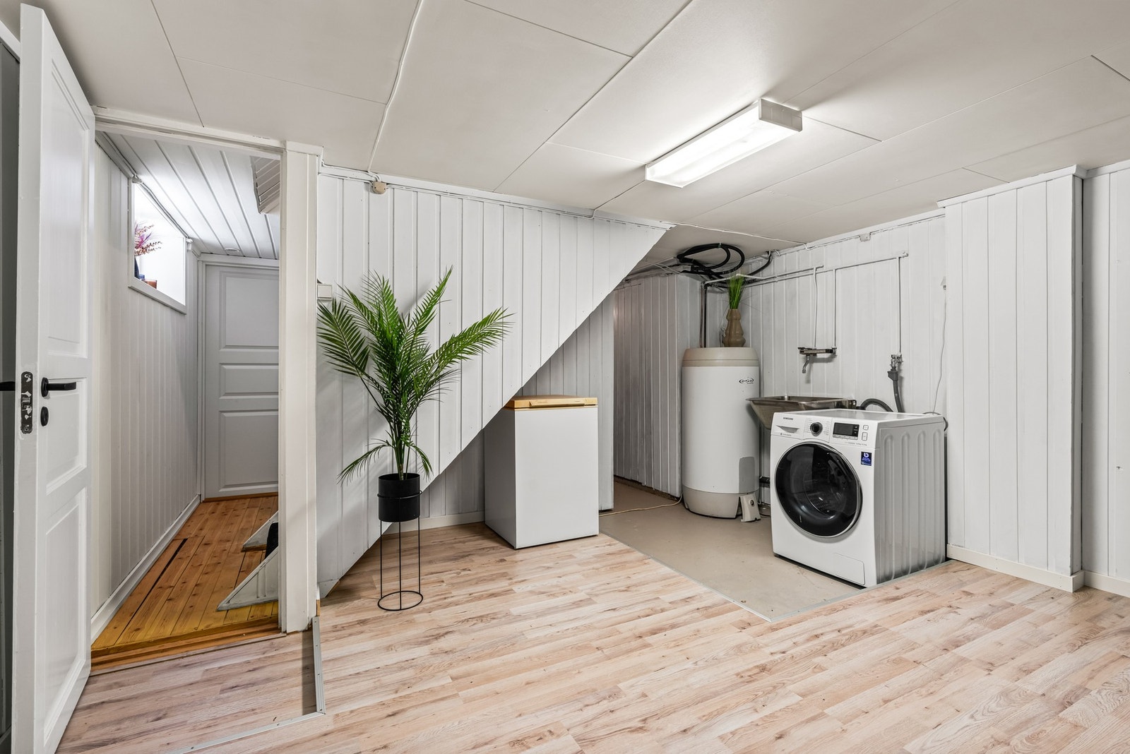 Kjelleretasjen består av ett innredet kjellerom, trapperom og 2 boder Galleribilde