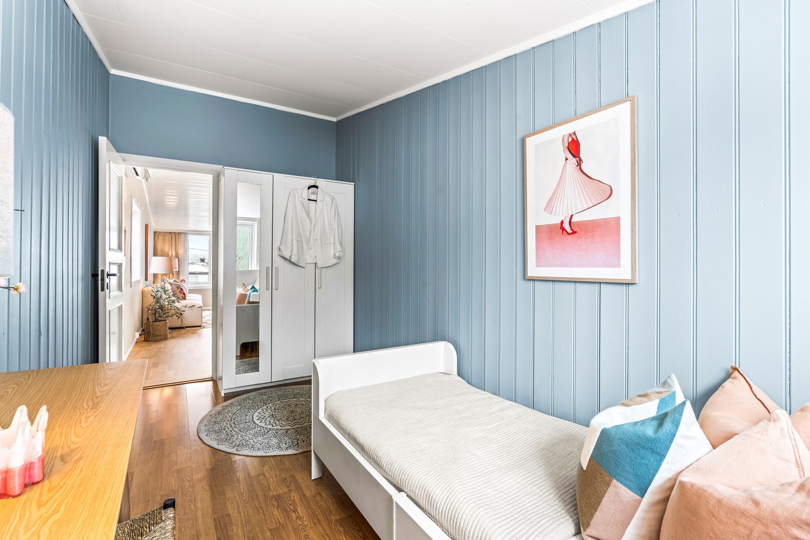 På det ene soverommet i 2. etasje er det medfølgende garderobeskap Galleribilde