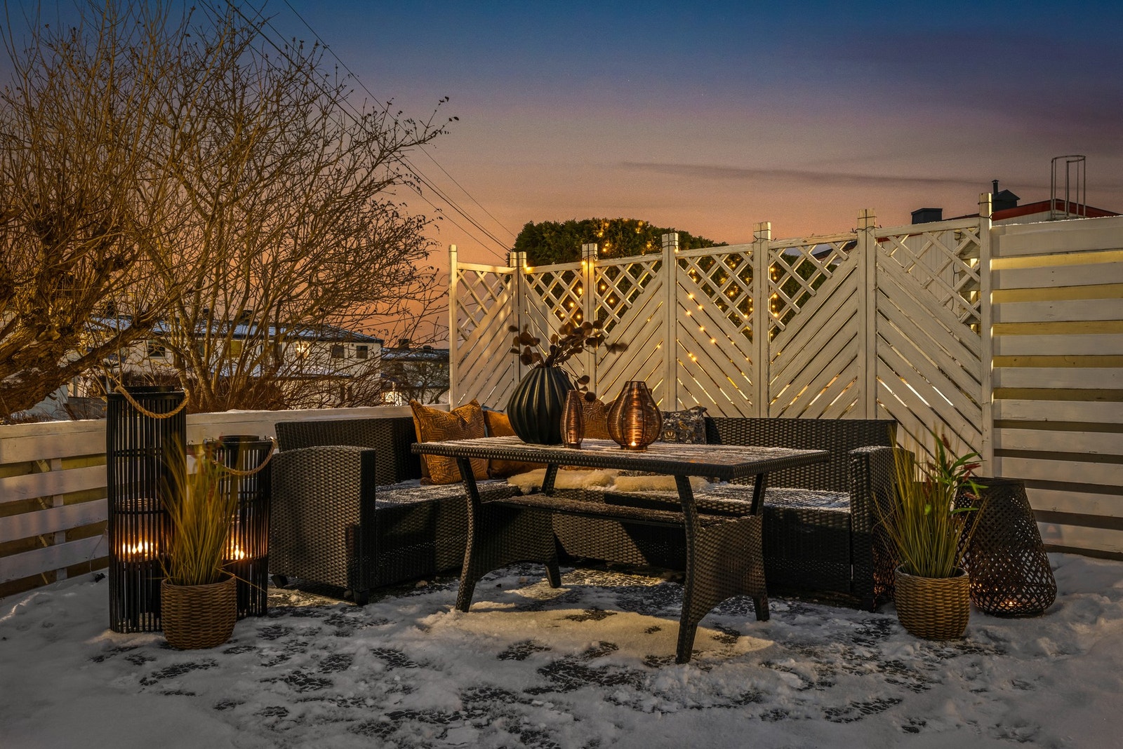 Her er det god plass for møblering i flere soner, planter, grill m.m Galleribilde