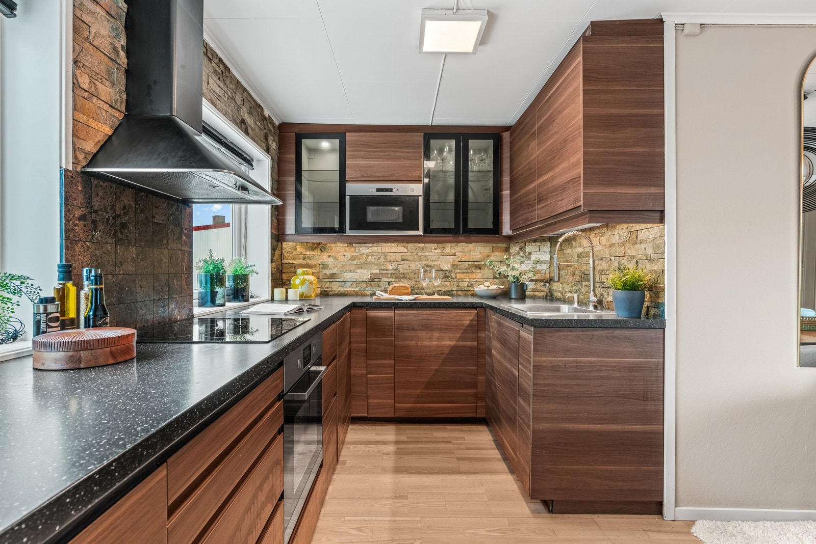 Kjøkkenet har integrert platetopp (keramisk), stekeovn, mikrobølgeovn, oppvaskmaskin og kjøl/fryseskap Galleribilde