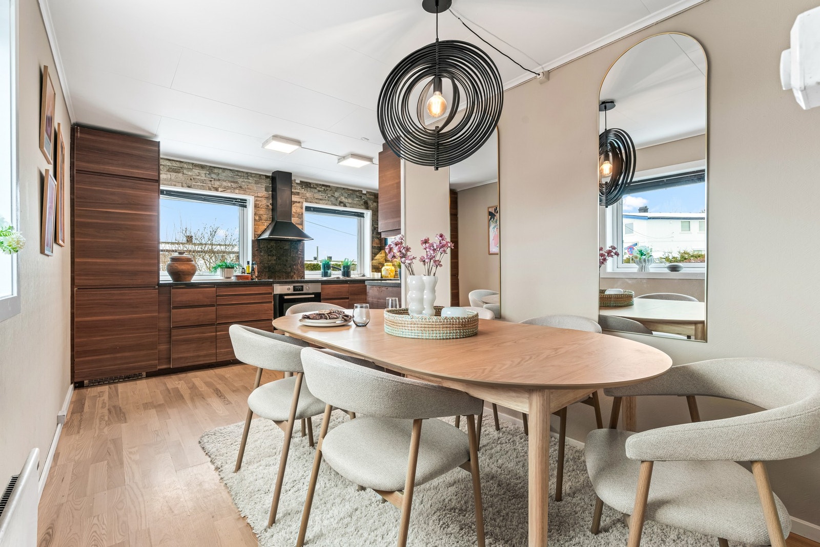 God plass til å samle venner og familier til hyggelige middagssammenkomster Galleribilde