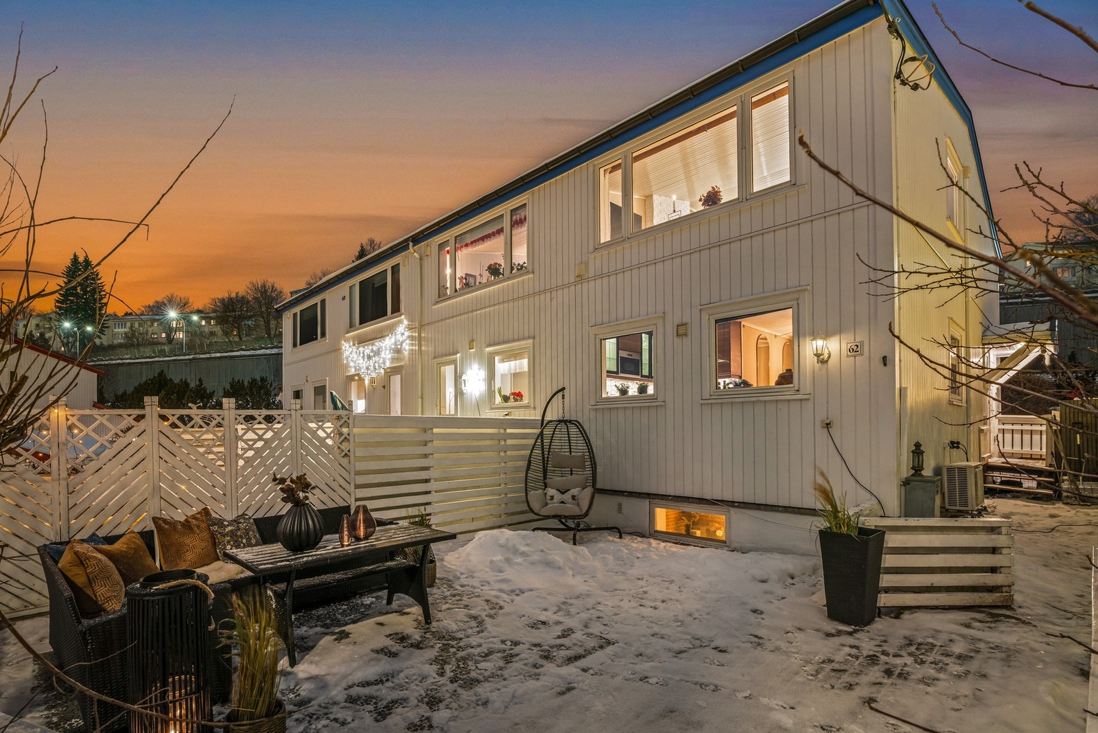 Boligen har en herlig inngjerdet markterrasse på hele 32 kvm Galleribilde