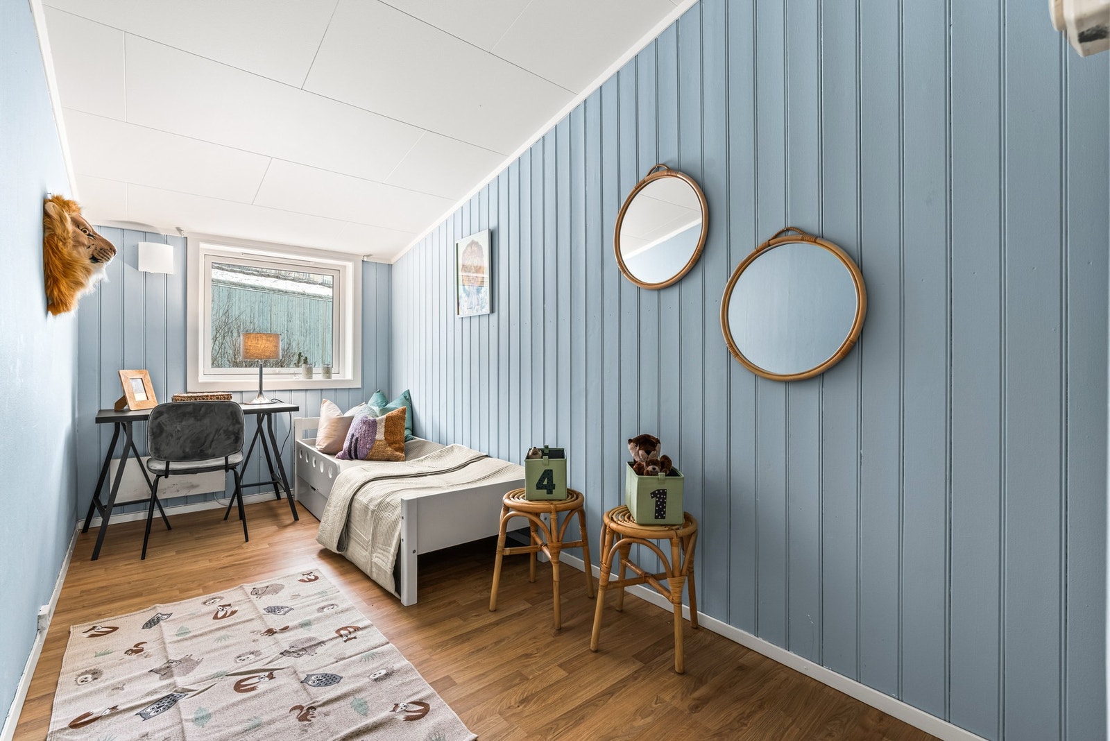 God plass for seng i tillegg til kontorpult og garderobeskap om ønskelig Galleribilde