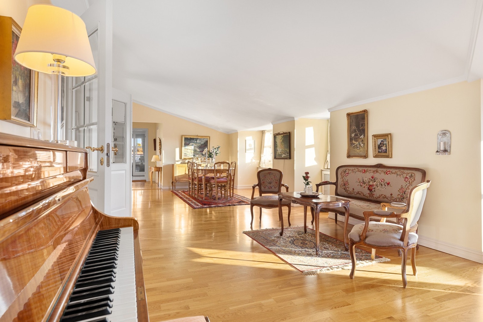 Rekkevis med vinduer slipper inn rikelig med dagslys. Galleribilde