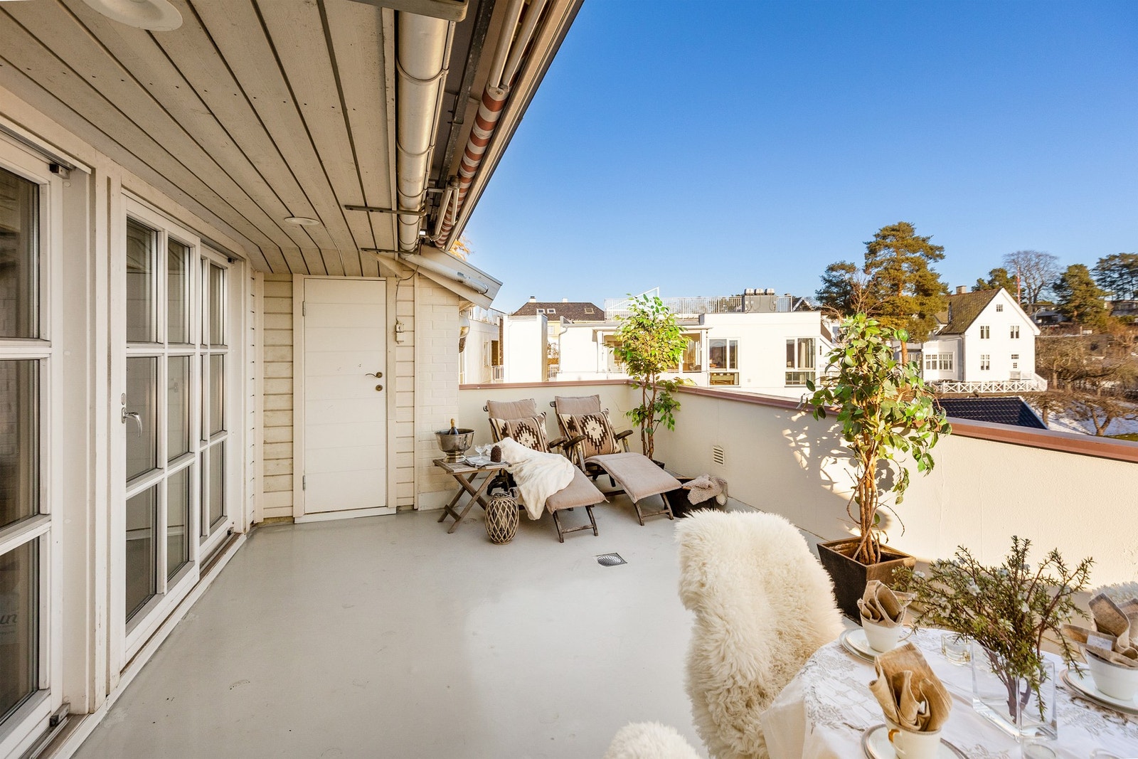 Begge terrassene har tilhørende boder med praktisk oppbevaringsplass for utemøbler og utstyr. Galleribilde