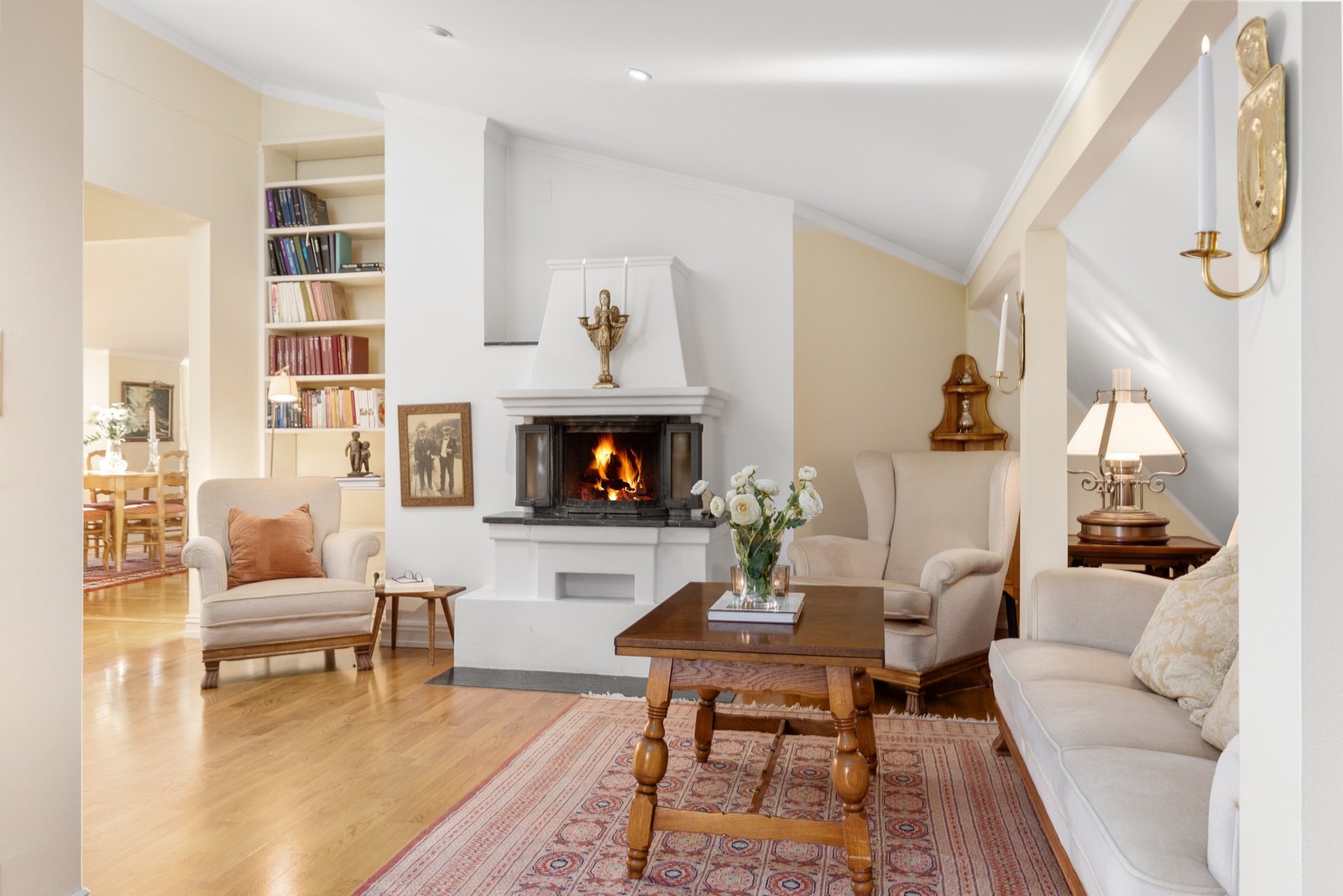 Stue 2 er et lunt og stemningsfullt oppholdsrom med peis som naturlig blikkfang. Galleribilde