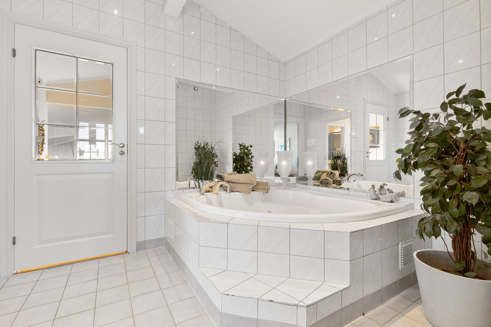 Romslig flislagt baderom. Det er etablert elektrisk avtrekk med utkast over tak, samt tilluft via spalte under dørblad. Boblekar er ikke funksjonstestet. Galleribilde