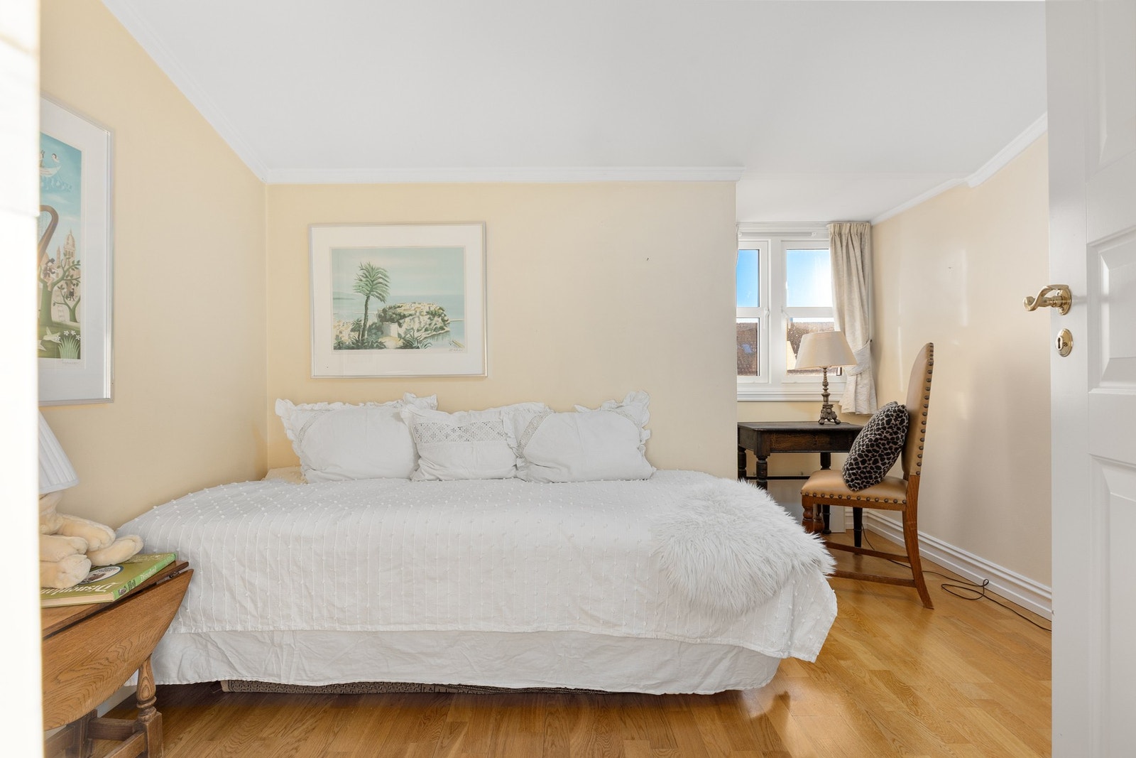 Soverom 2 er lyst og trivelig, med plass til seng og øvrig møblering. Rommet egner seg godt som barnerom, gjesterom eller hjemmekontor. Galleribilde