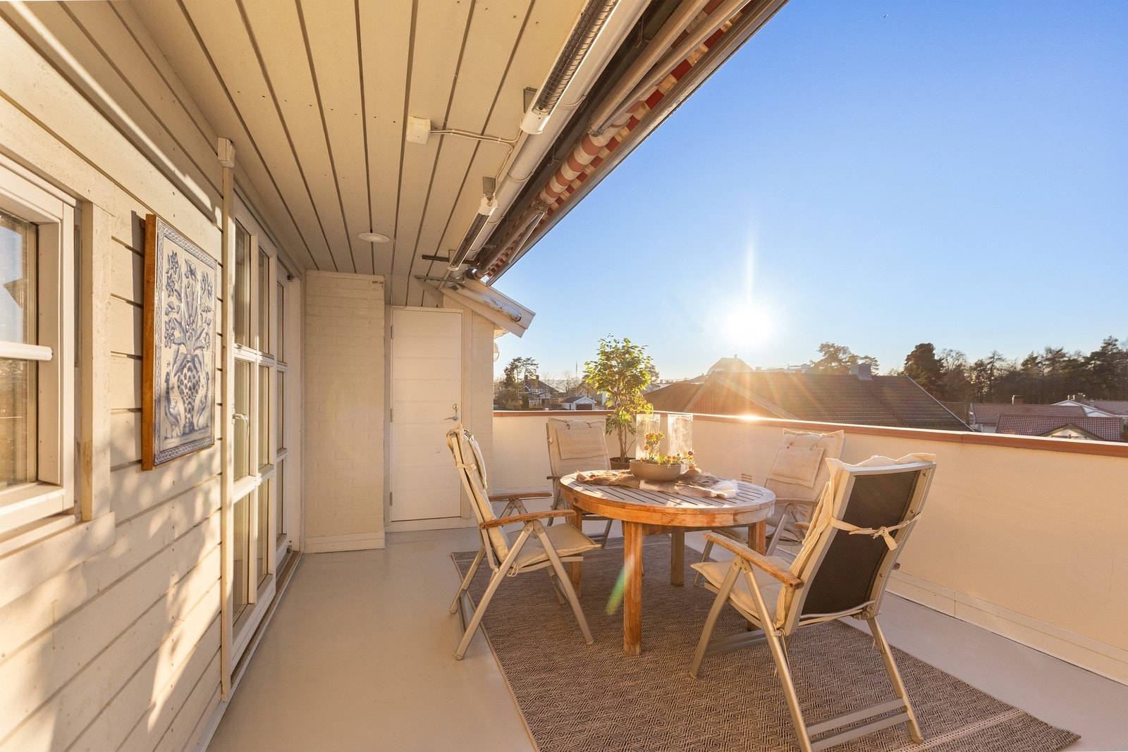 Løsningen gir gode solforhold gjennom store deler av dagen og fleksible soner for både spiseplass og avslapning. Galleribilde