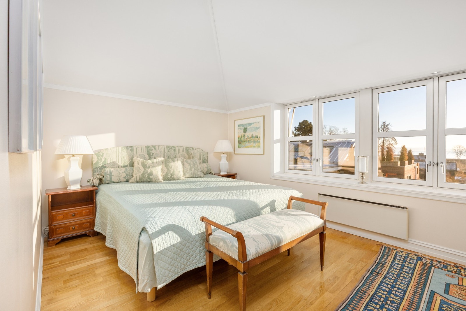 Hovedsoverom med god romfølgelse. Her er det plass til dobbeltseng og øvrig møblering. Store vindusflater gir rikelig med naturlig lys og en behagelig romfølelse. Galleribilde