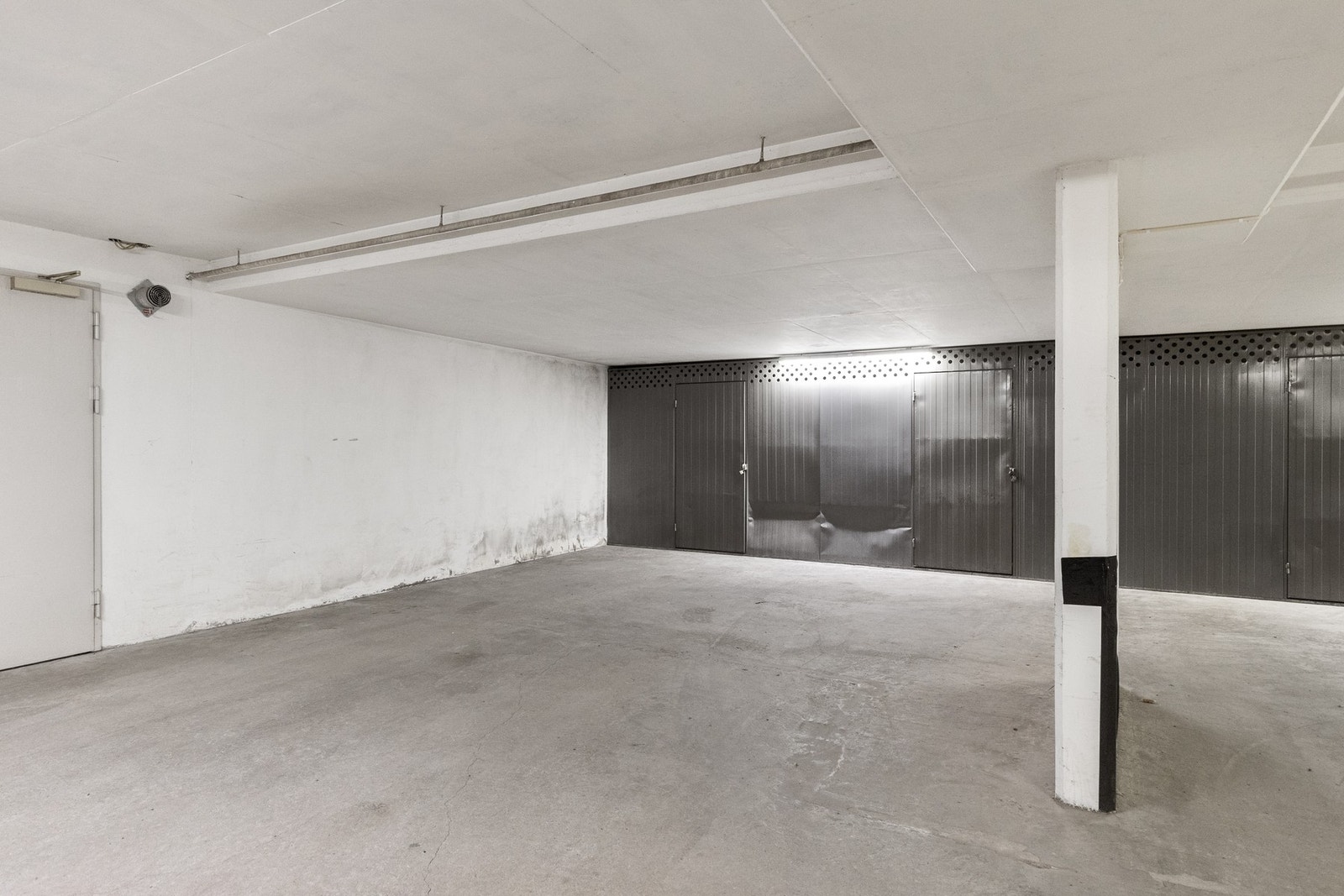 Det medfølger 2 garasjeplasser i kjeller. Det er heis fra garasjekjeller opp til 3. etasje. Galleribilde