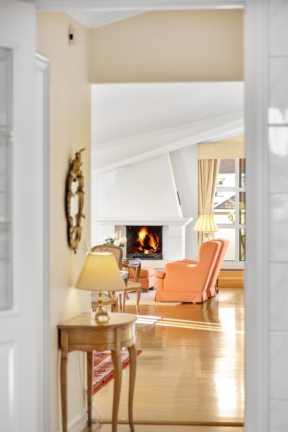 Boligen har flere stuer som gir fleksible bruks- og møbleringsmuligheter. Galleribilde