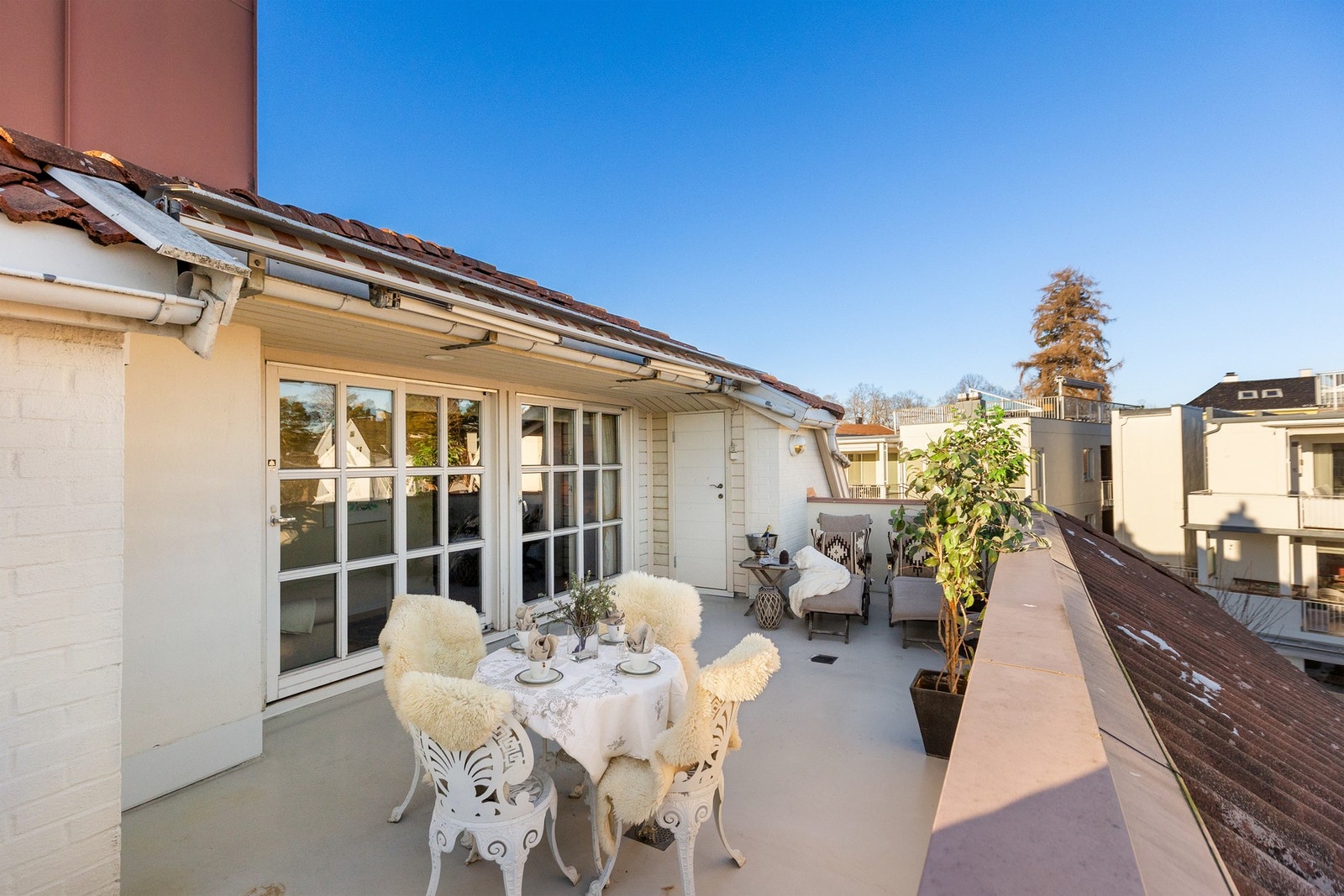 Innbydende terrasse med god plass til utemøbler og hyggelige uteopphold. Galleribilde