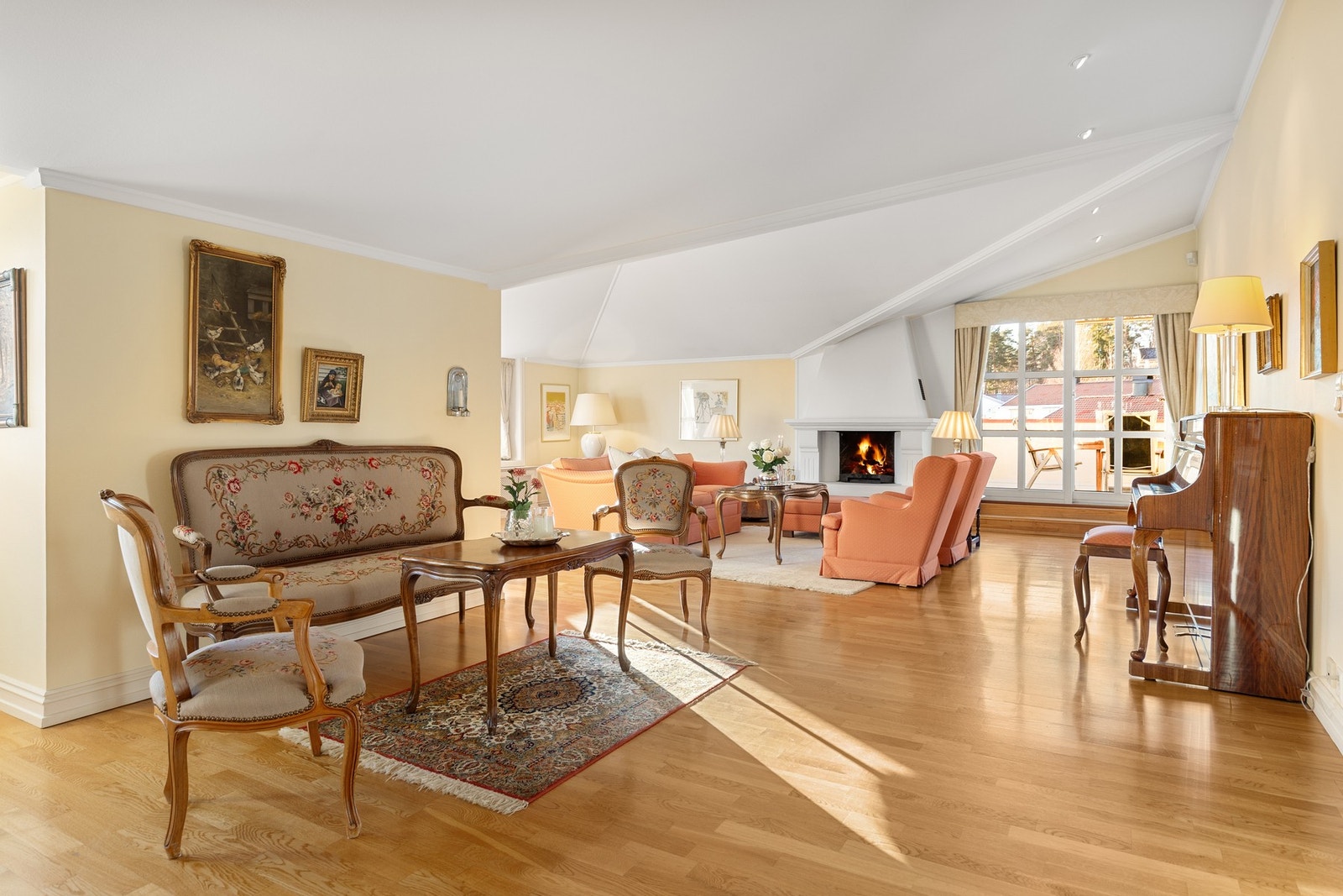 Hovedstuen fremstår som stor og innbydende, med luftig romfølelse og vinduer på flere sider som gir rikelig med dagslys gjennom hele dagen. Galleribilde