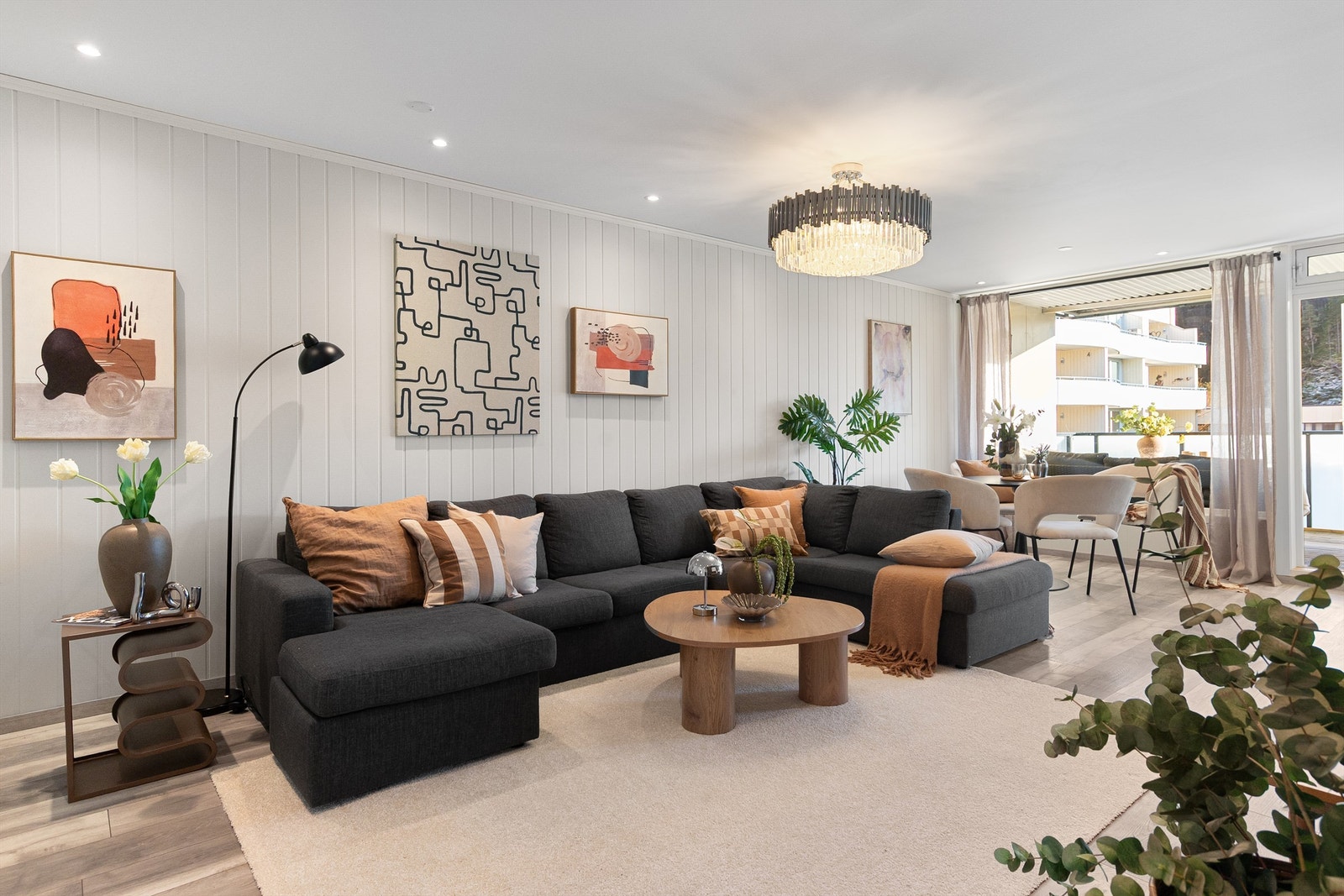 Romslig stue med store vindusflater som slipper inn mye naturlig lys Galleribilde