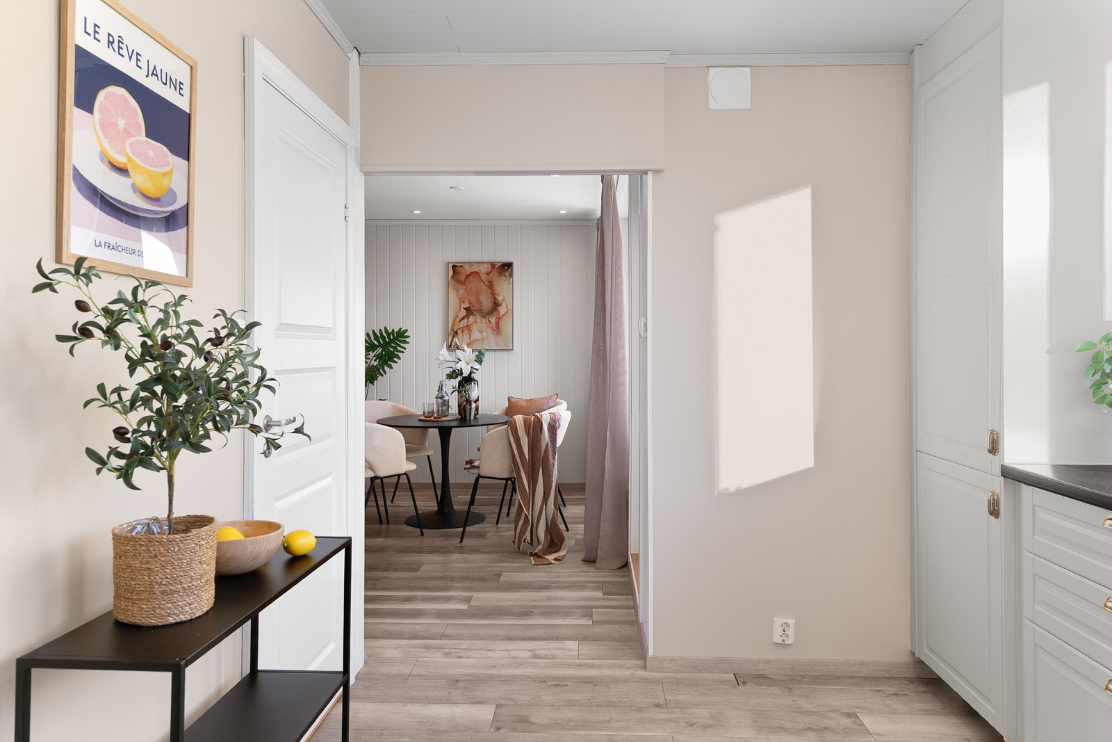 Åpen utforming fra stue til kjøkken som gir en luftig atmosfære Galleribilde