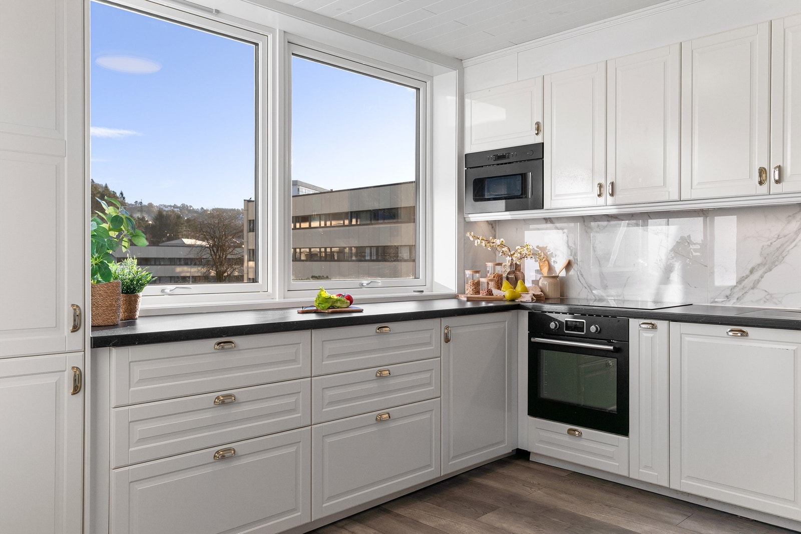 Kjøkkenet har integrert stekeovn, platetopp, oppvaskmaskin og kjøleskap med fryser Galleribilde