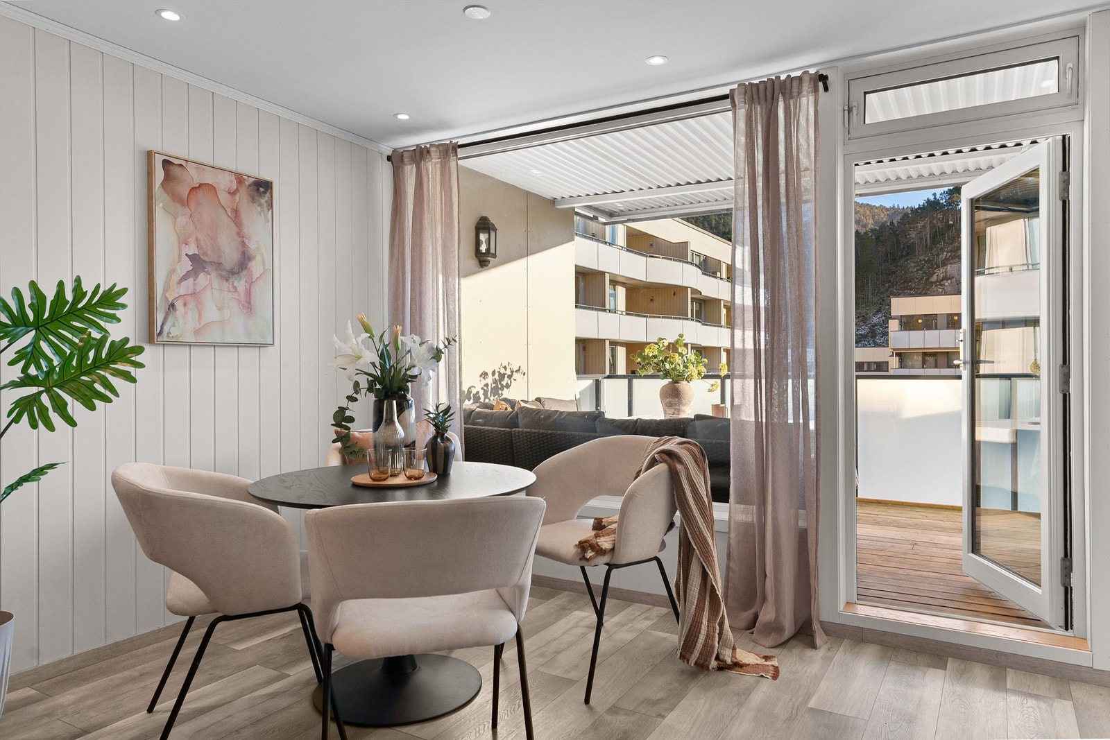 Fra stue er det tilkomst til leilighetens balkong Galleribilde