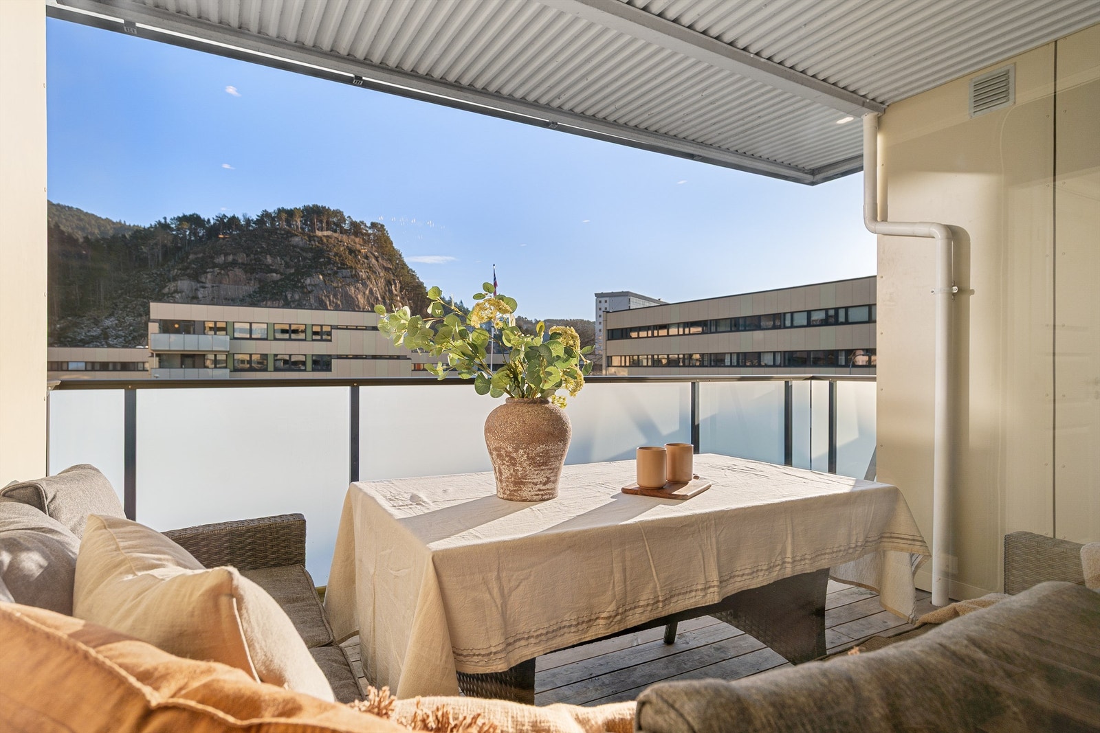 Leiligheten ligger i sentrale med naturskjønne omgivelser. Fra balkongen kan du finne roen mens du skuer over de flotte grøntarealene nabolaget tilbyr Galleribilde