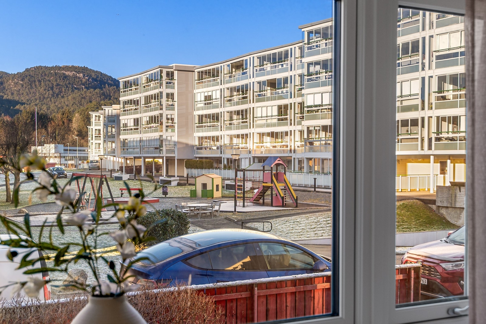 Utsikt til lekeplass fra hovedsoverommet Galleribilde