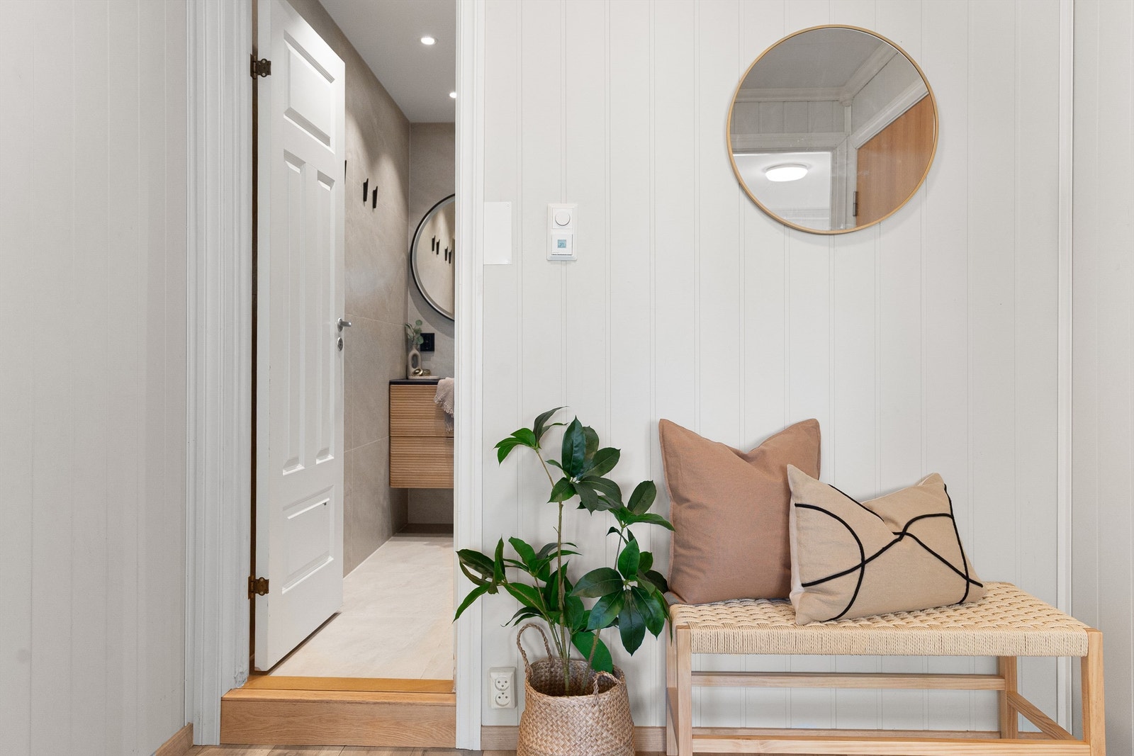 Enkel tilkomst til bad fra entré Galleribilde