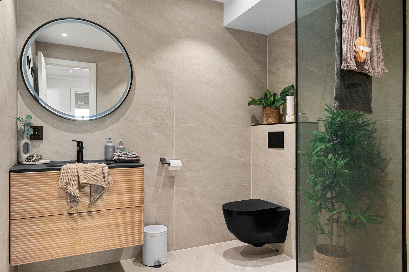 Et nydelig bad med flotte fargevalg og store fliser Galleribilde