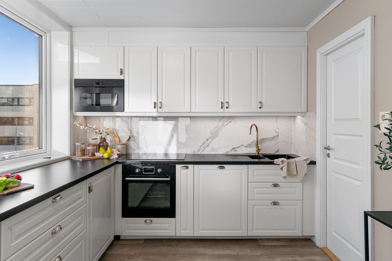 Svært romslig med mye benk- og skapplass som gjør matlagingen enkelt og trivelig Galleribilde