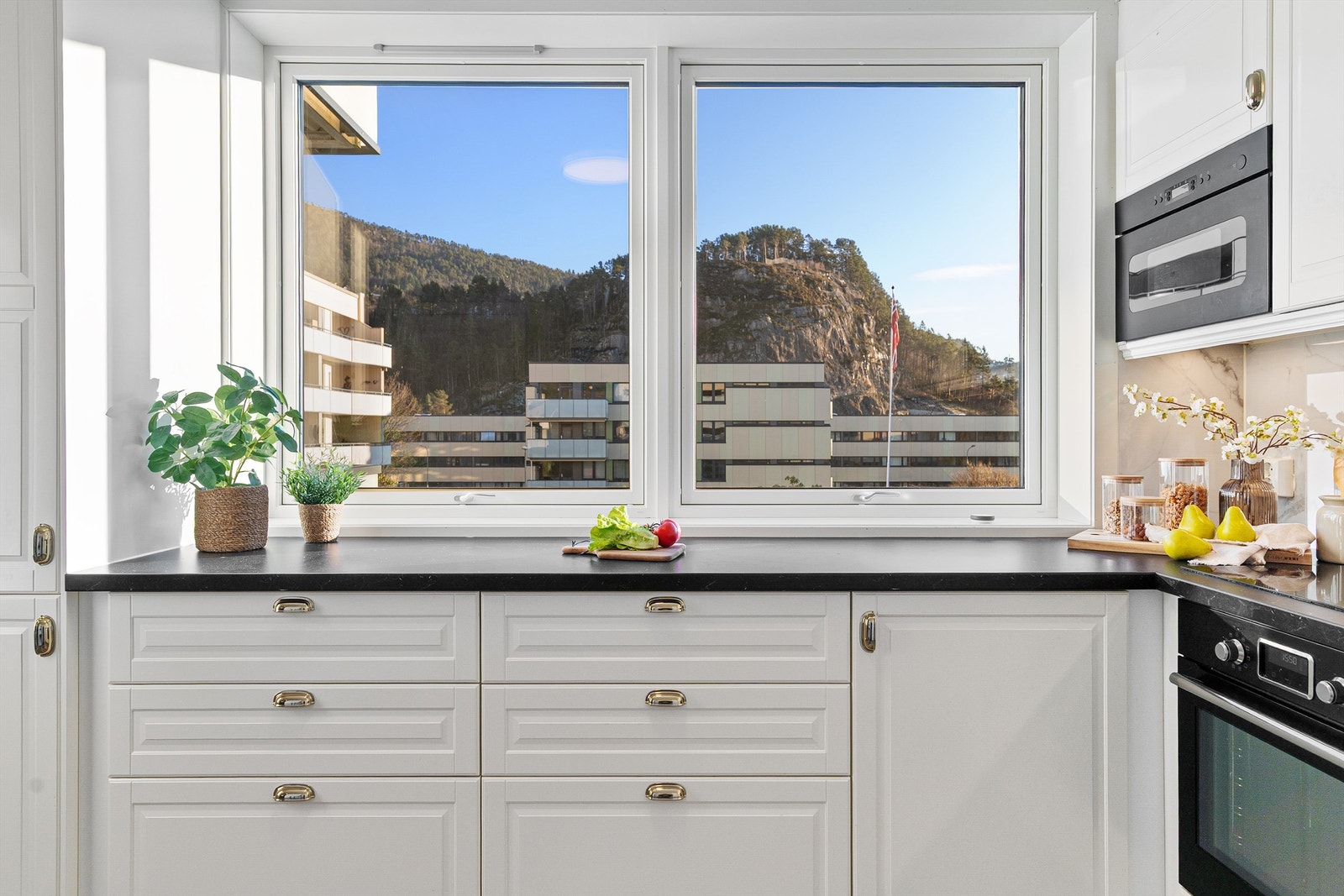 Fra kjøkken kan man se ut på grøntarealene i nabolaget Galleribilde