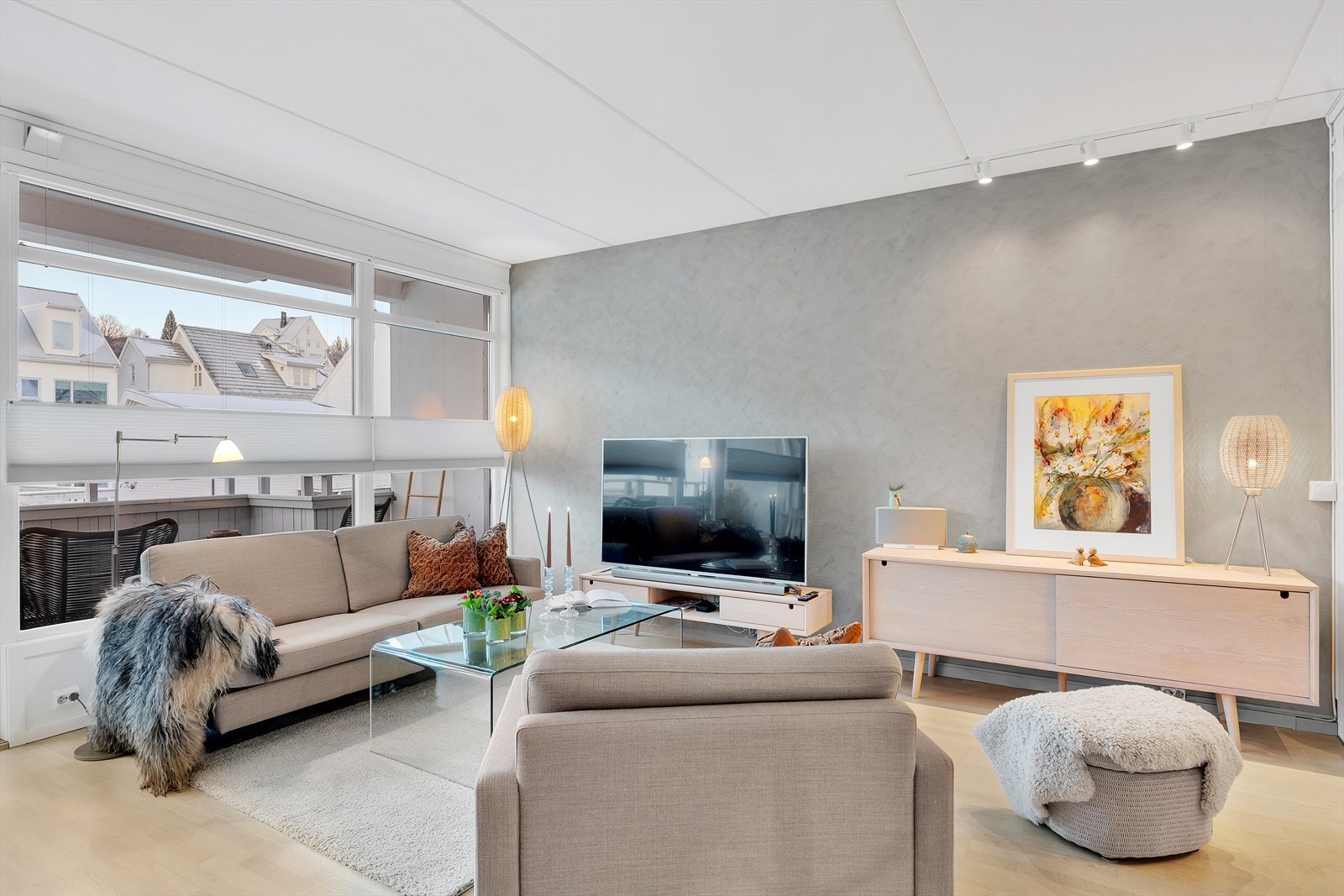 Stuen byr på rikelig naturlig lysinnslipp fra store vindusflater som sikrer en positiv atmosfære i boligen. Galleribilde