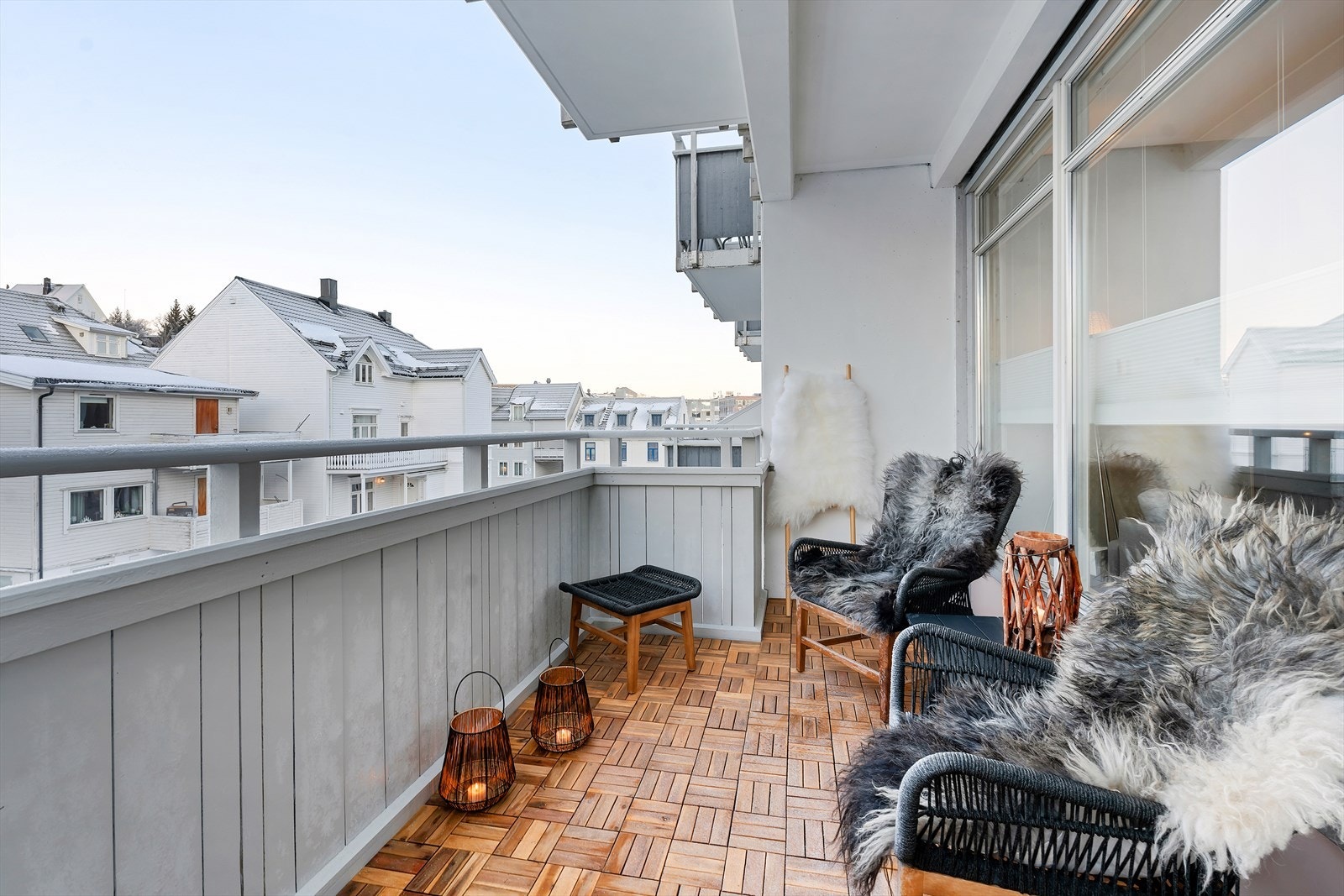 Utgang fra stue til flott vestvendt balkong med god plass til ønsket utemøblement. Galleribilde