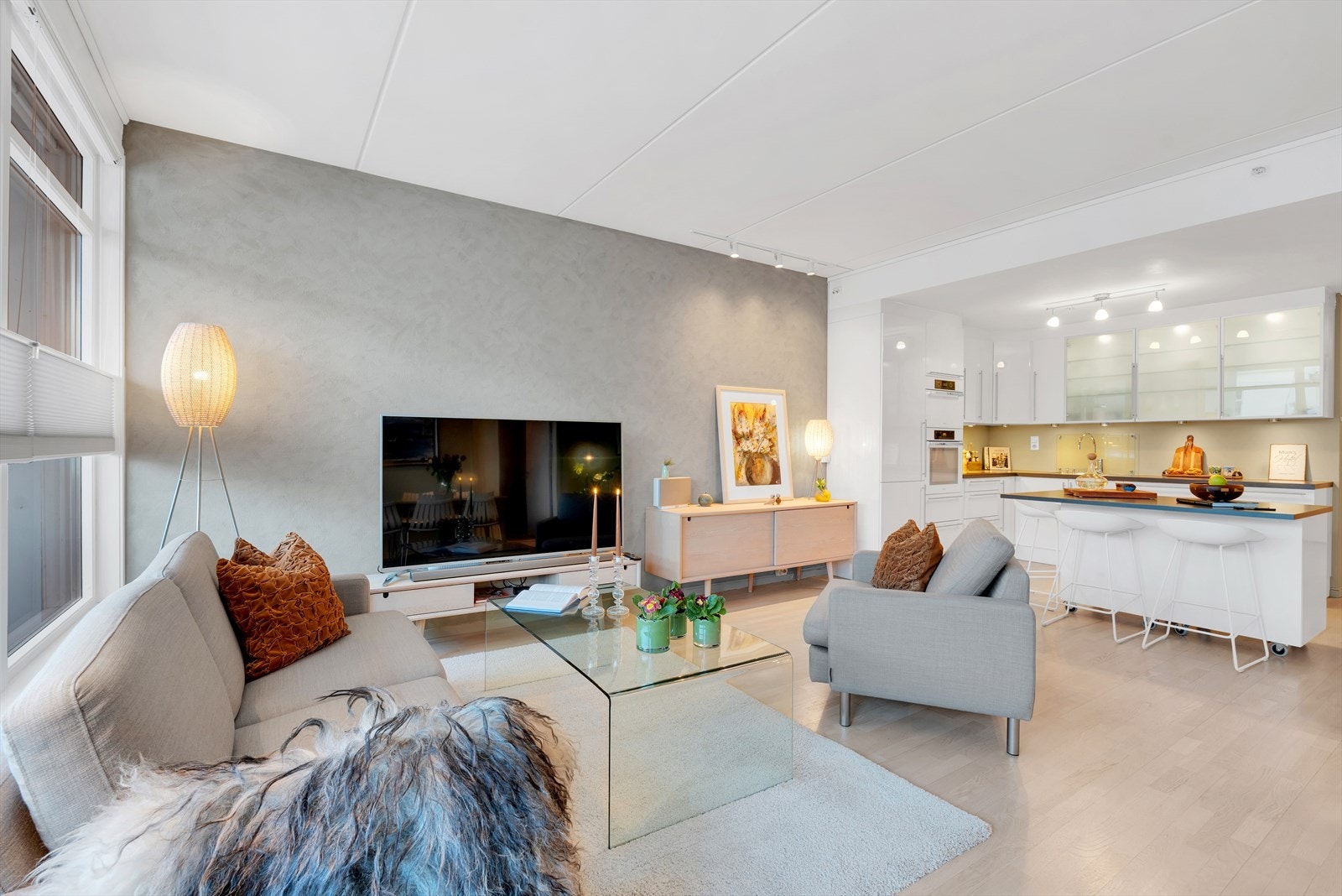 Stue og kjøkken i åpen og sosial løsning, med gode møbleringsmuligheter og god takhøyde. Galleribilde