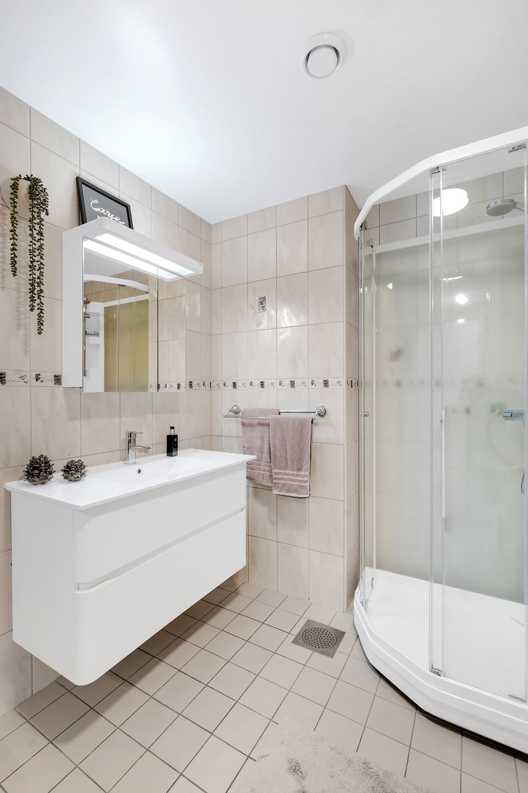 Godt med oppbevaringsplass i innredning. Galleribilde