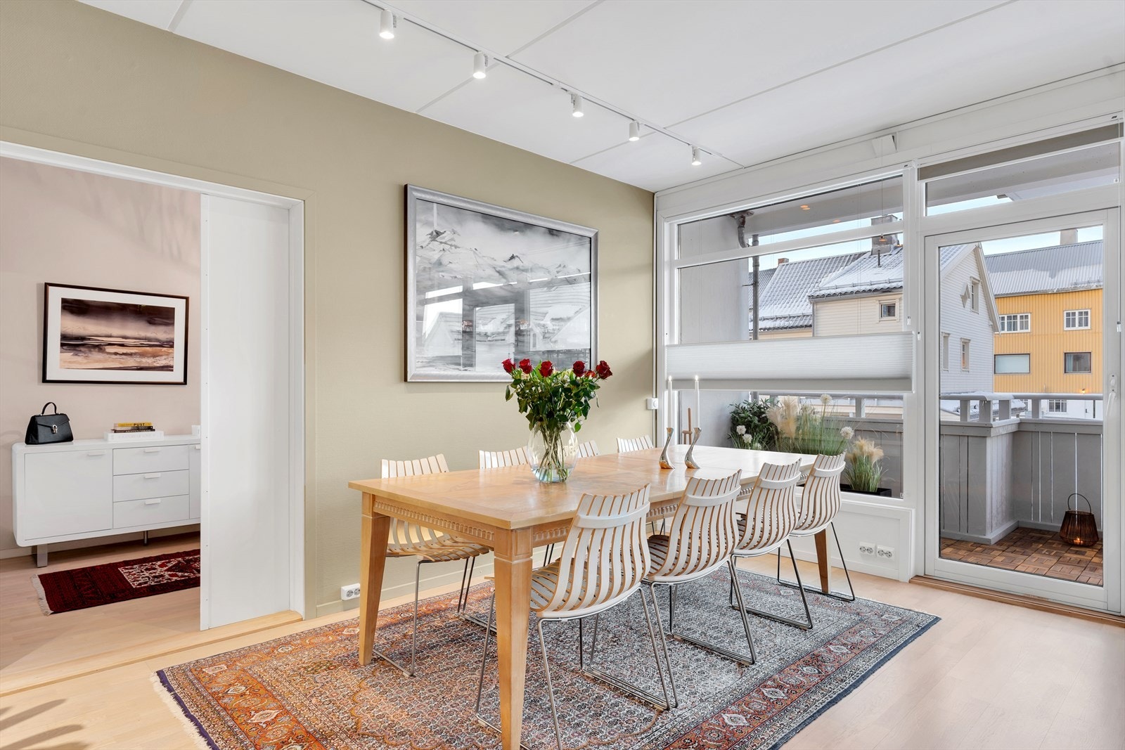 God plass til spisebord hvor man kan invitere gjester i både små og store lag til et godt måltid. Galleribilde