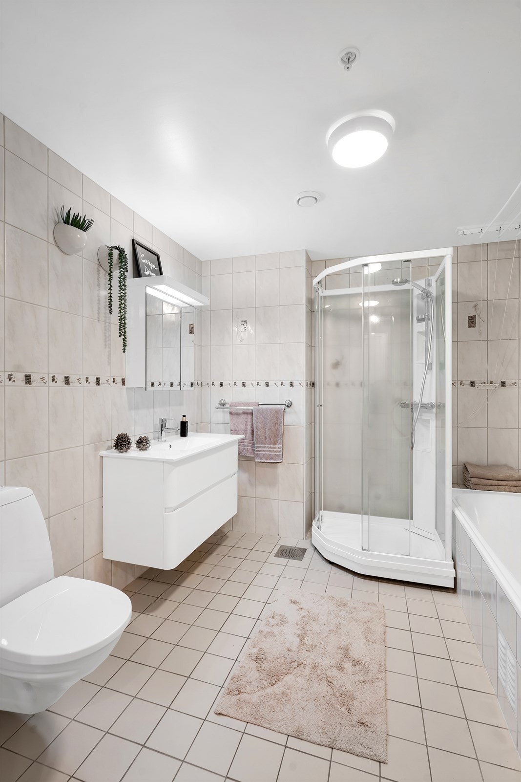 Pent, komplett flislagt bad med praktiske og moderne innredninger. Galleribilde