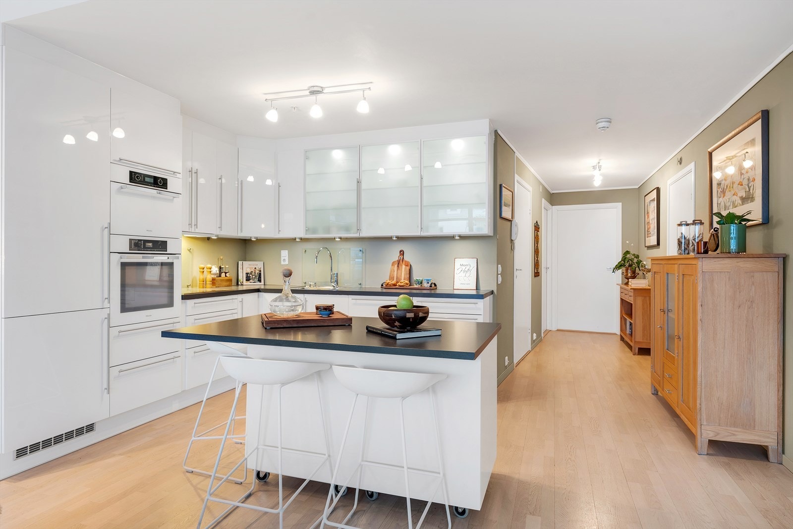 Lyst og pent kvalitetskjøkken fra HTH med praktisk kjøkkenøy på hjul. Galleribilde