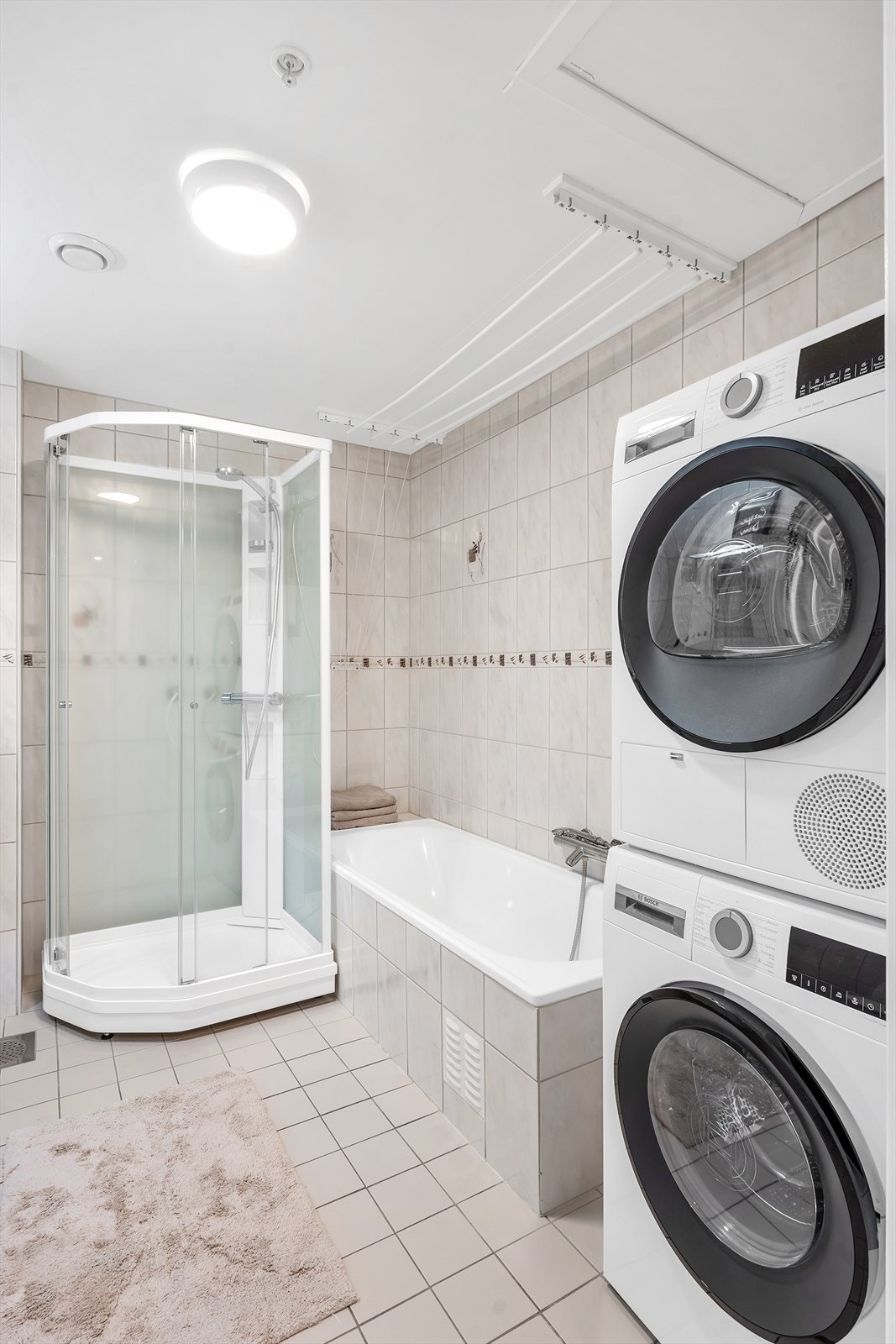 Her har du blant annet badekar, dusjkabinett og opplegg for vaskemaskin med plass til tørketrommel i høyden. Galleribilde