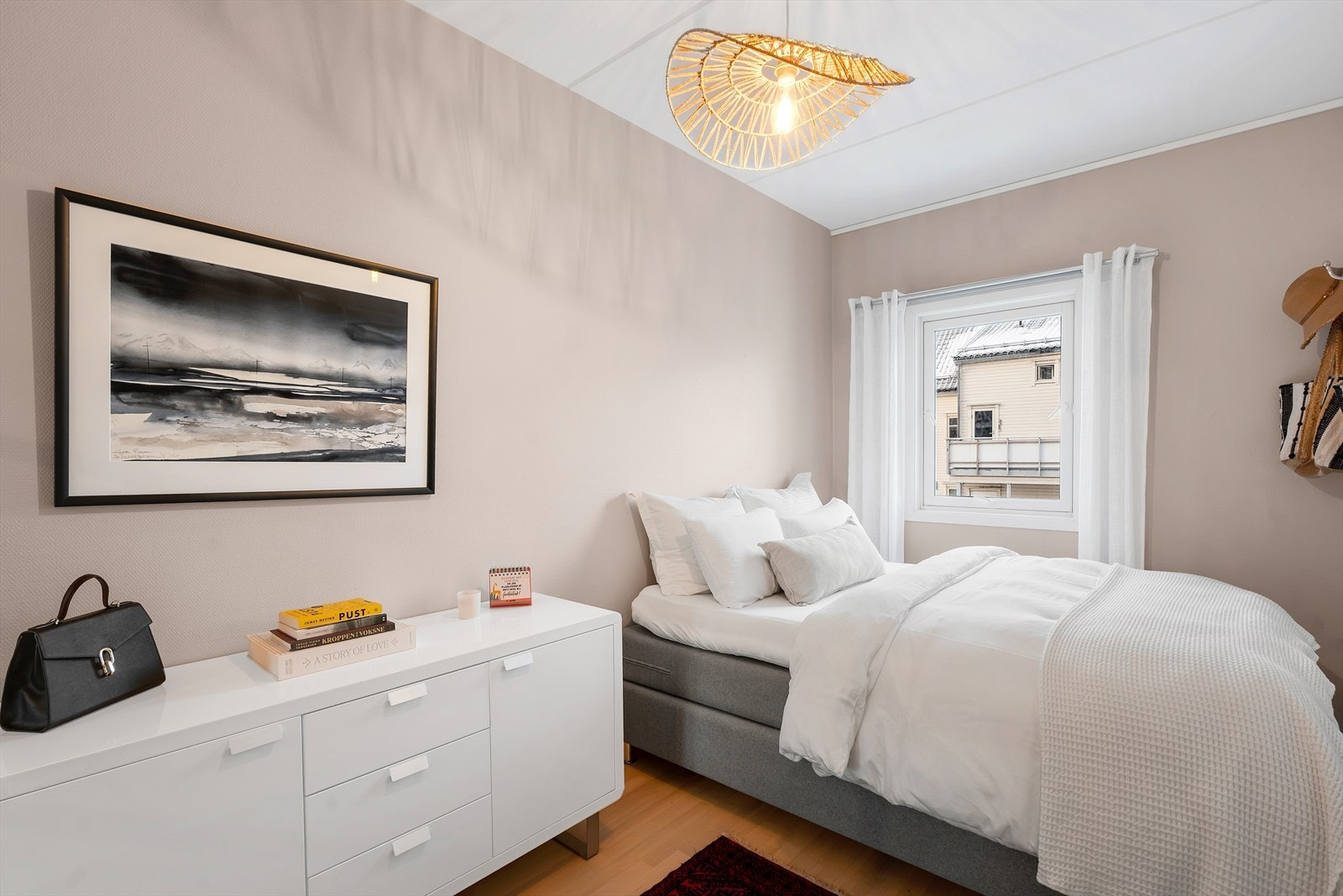 Soverom 1 - Romslig, med god plass til stor seng og annet ønsket møblement. Leiligheten har totalt 3 soverom. Galleribilde