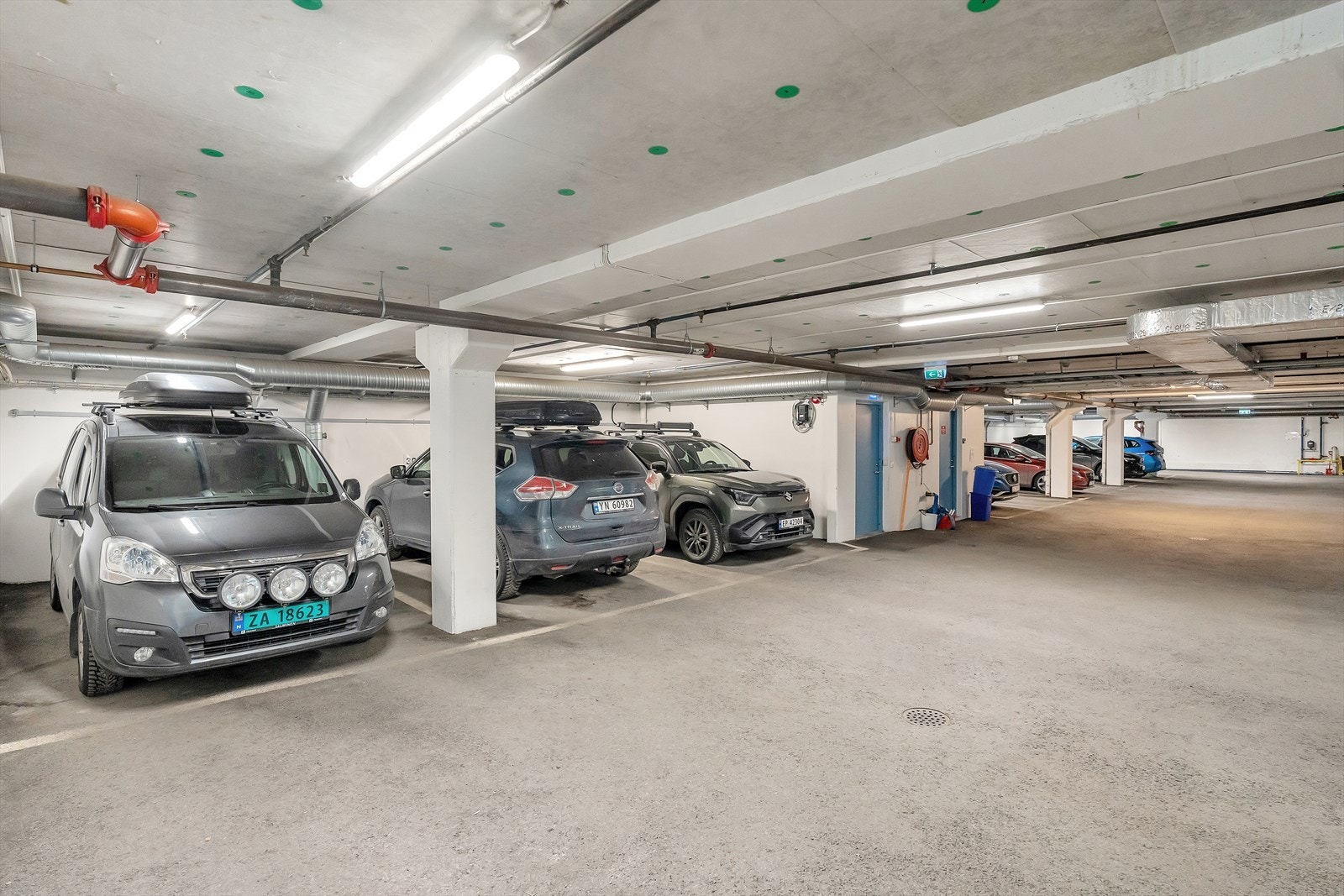 Parkeringsplass i felles garasjeanlegg. Heis tar deg mellom etasjene. Galleribilde