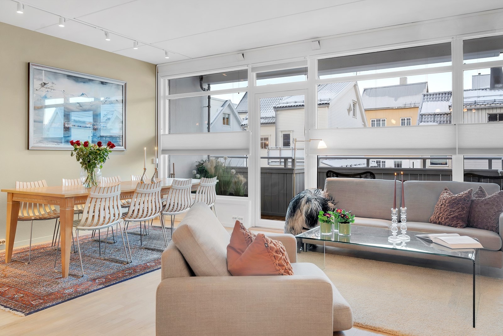 En svært attraktiv og innbydende 4-roms i Tromsø sentrum med garasje, balkong og "alt" innenfor gangavstand! Galleribilde