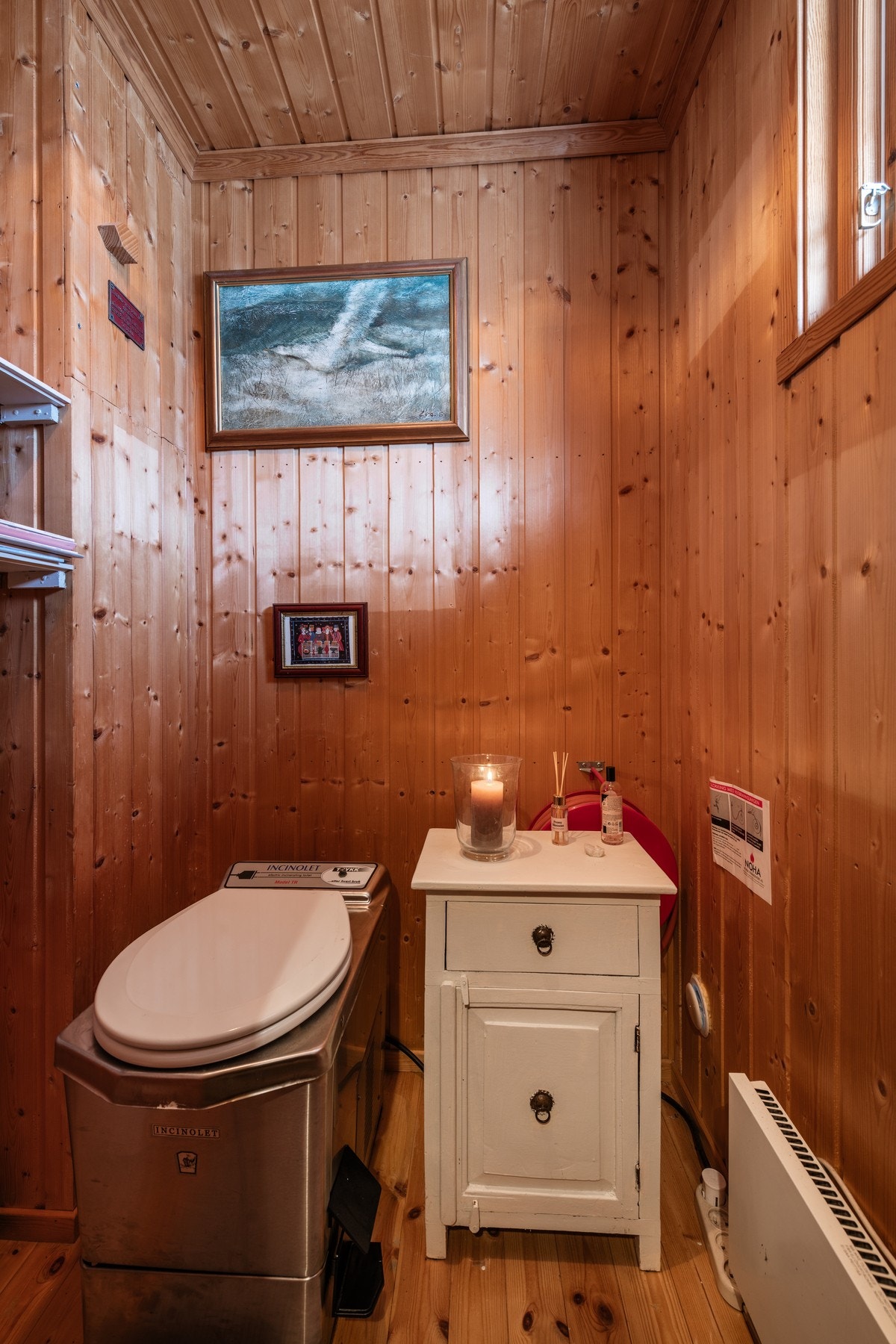 Toalettrom med forbrenningstoalett Galleribilde