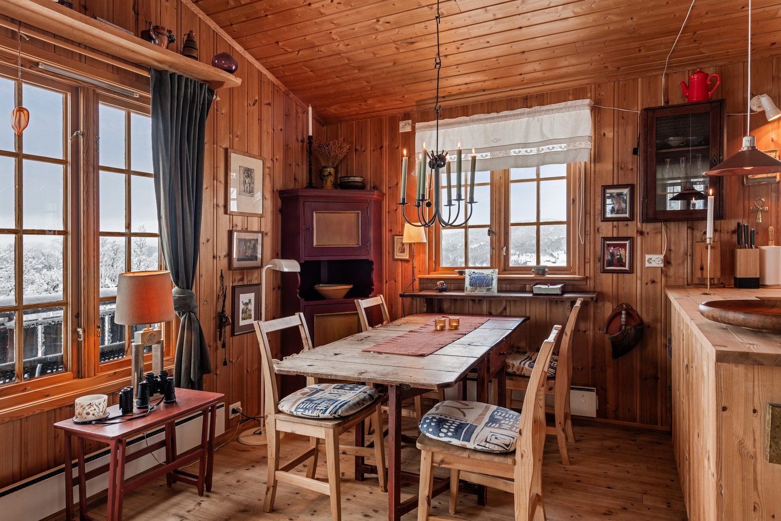 Hytten har peis og panelovner Galleribilde