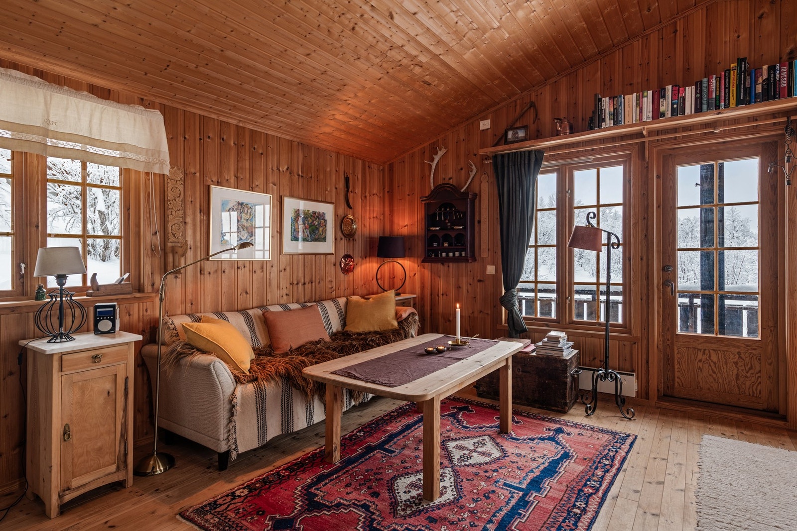 Kryp opp i sofakroken etter en lang dag ute i fjellet Galleribilde