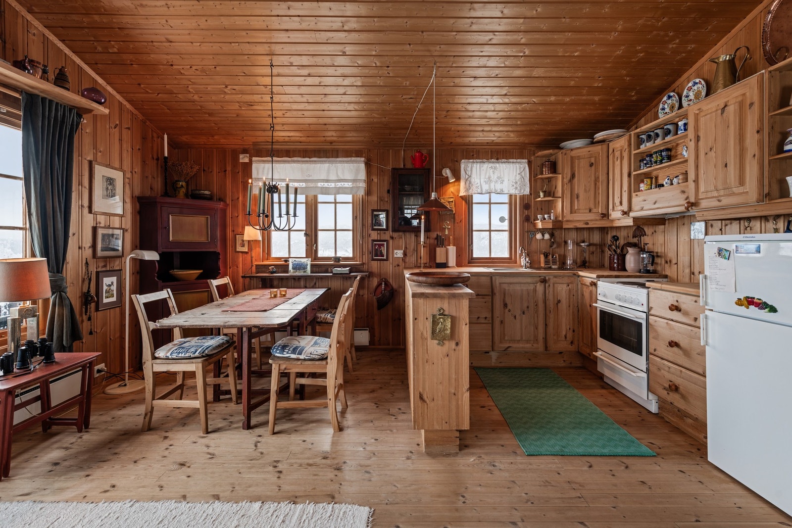 Hytten har kjøkken med det man trenger for å trylle frem de lekreste retter Galleribilde